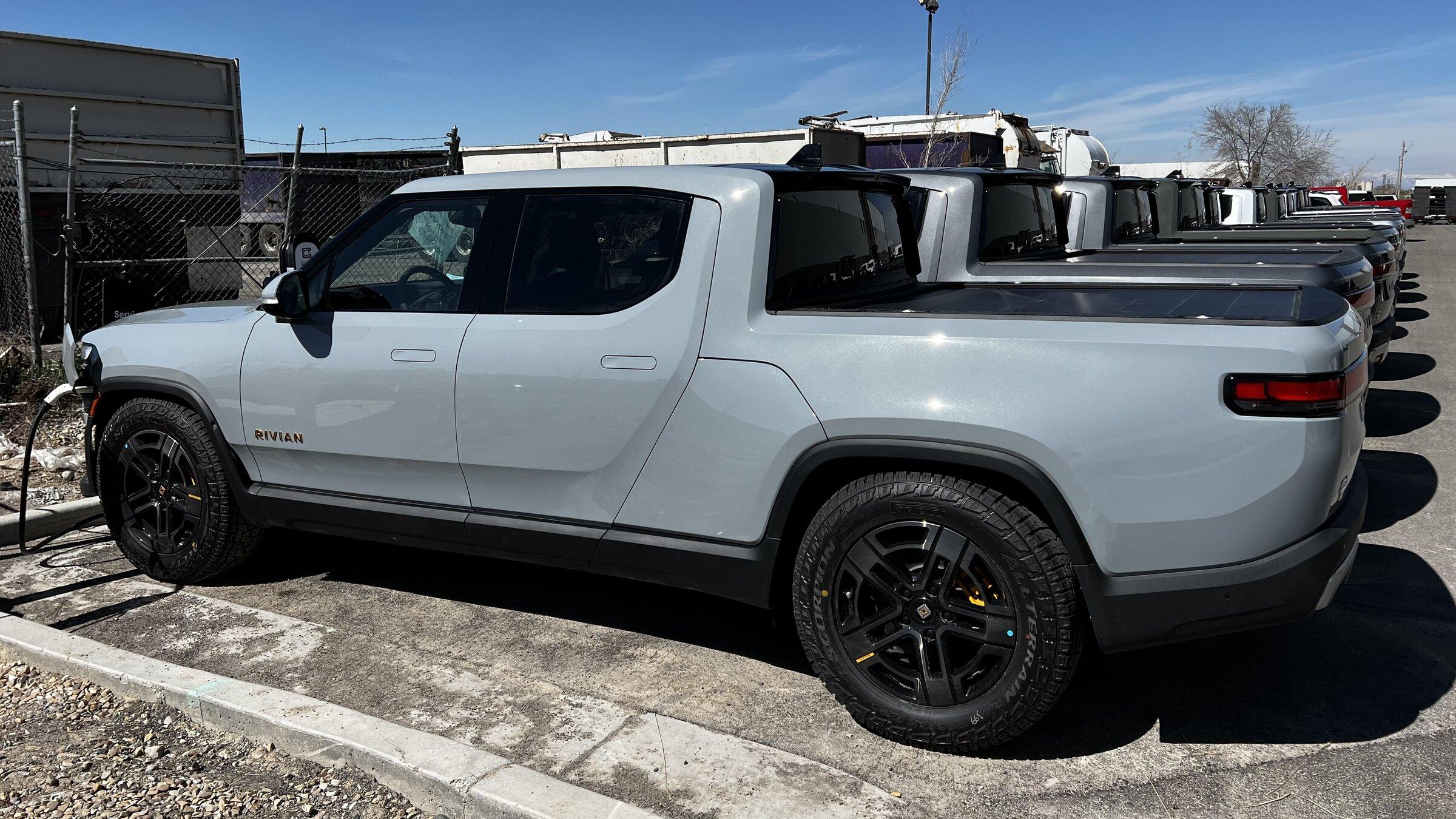 Rivian R1T R1S LIMESTONE R1T Photos tempImagec9qMPQ