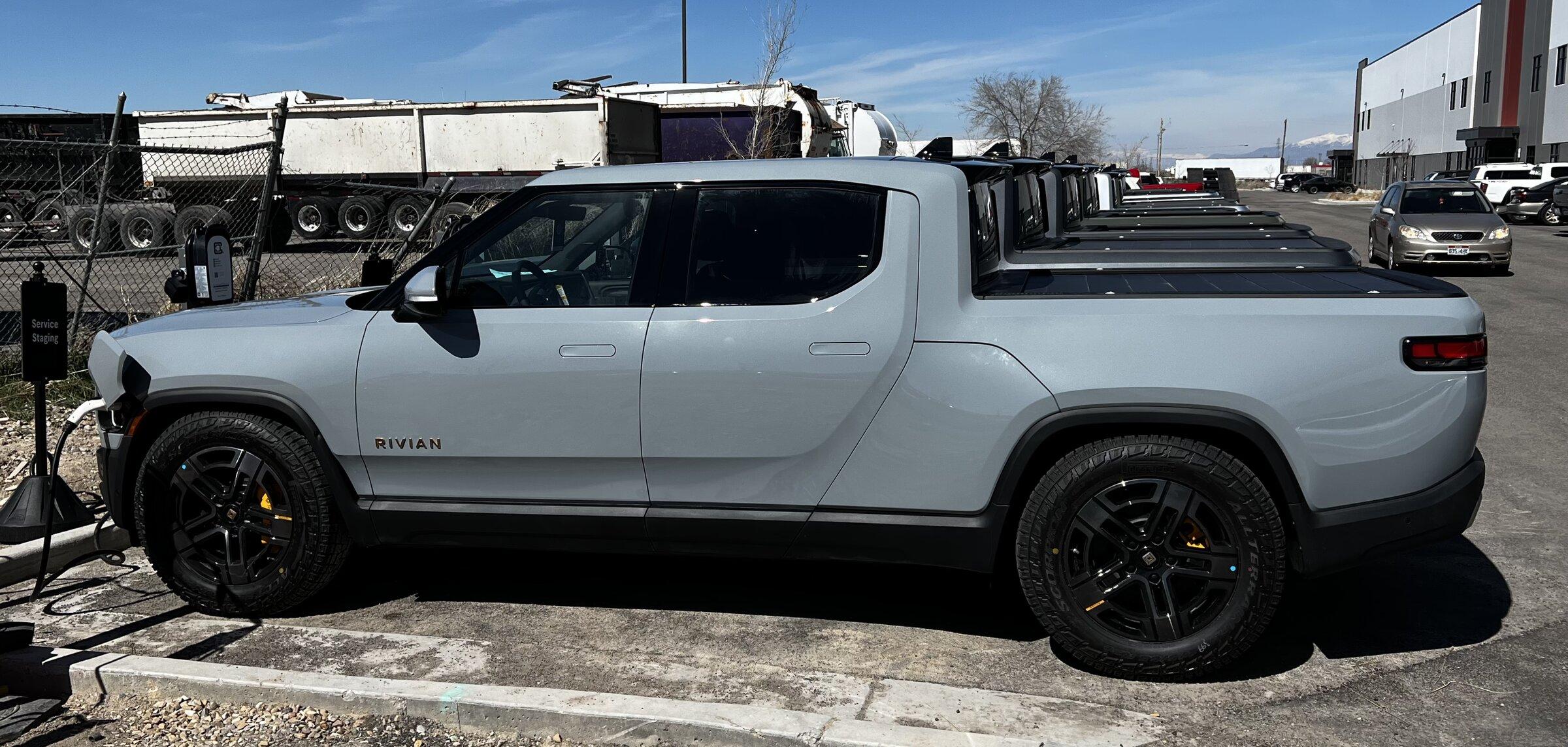 Rivian R1T R1S LIMESTONE R1T Photos tempImageB9BX8b