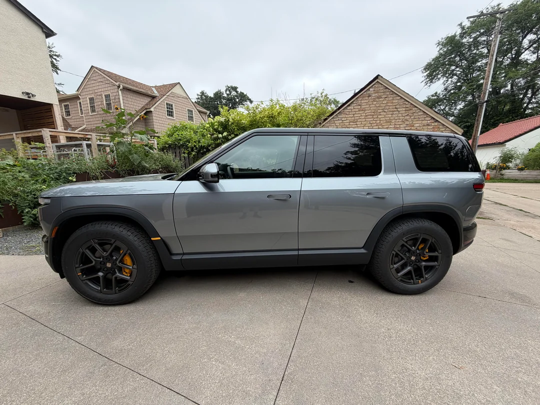 Rivian R1T R1S Esker Silver R2 finally marketed by Rivian! Hi-res official images (Updated With More) esker-silver-r2-pics-v0-fkesi3p2xkfh1