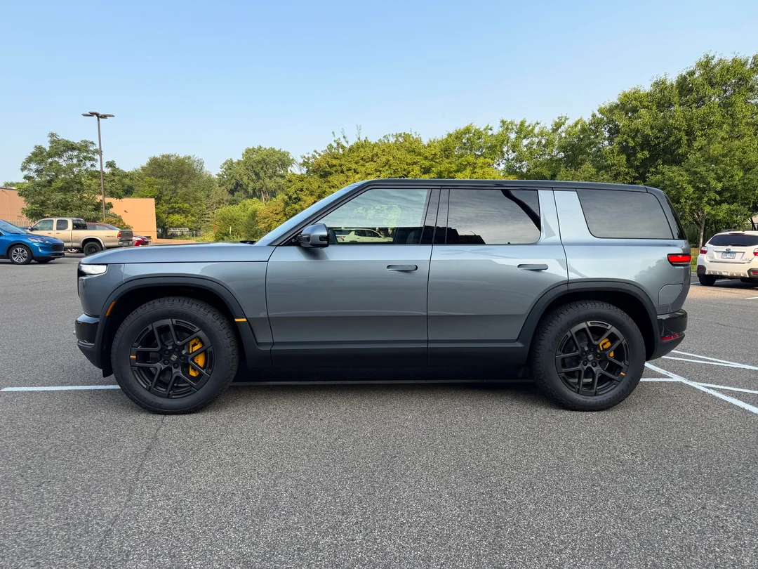 Rivian R1T R1S Esker Silver R2 finally marketed by Rivian! Hi-res official images (Updated With More) esker-silver-r2-pics-v0-a4h296p2xkfh1