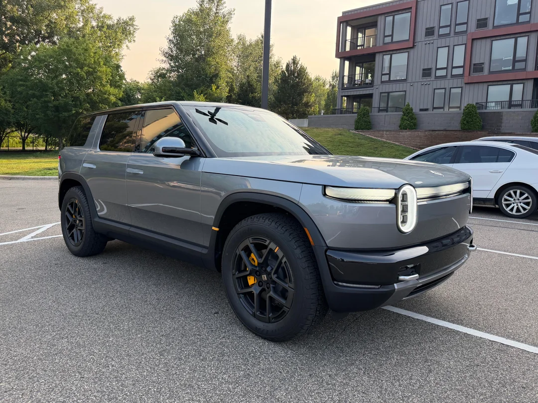 Rivian R1T R1S Esker Silver R2 finally marketed by Rivian! Hi-res official images (Updated With More) esker-silver-r2-pics-v0-3hrm93p2xkfh1