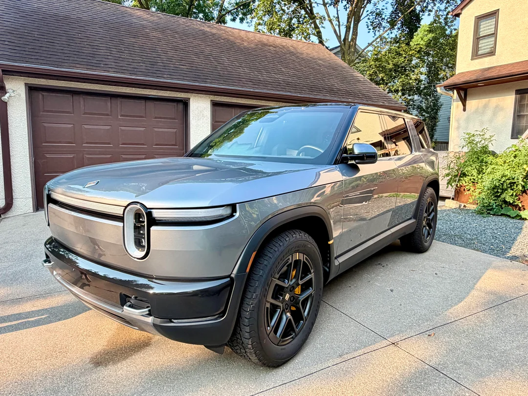 Rivian R1T R1S Esker Silver R2 finally marketed by Rivian! Hi-res official images (Updated With More) esker-silver-r2-pics-v0-abbqr3p2xkfh1