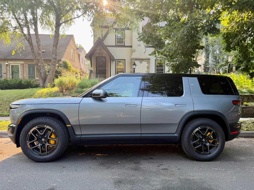 Rivian R1T R1S Esker Silver R2 finally marketed by Rivian! Hi-res official images (Updated With More) esker-silver-r2-pics-v0-9zbt64p2xkfh1