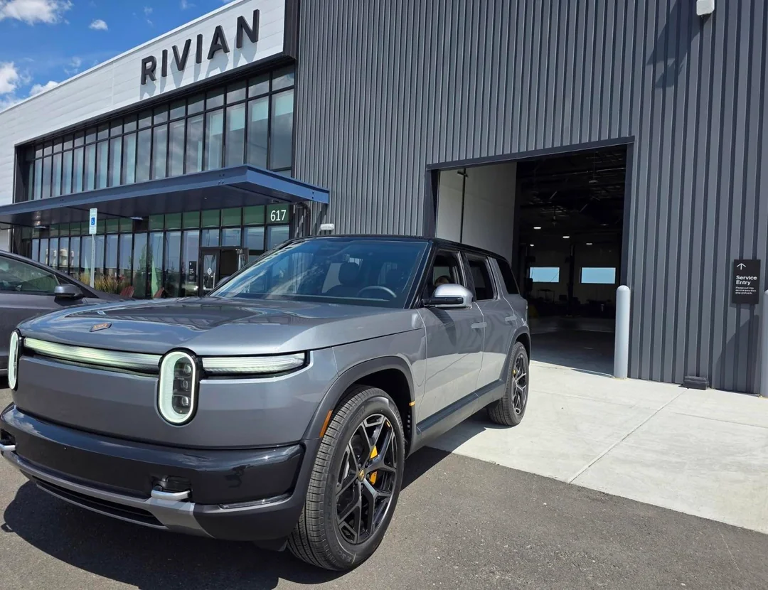 Rivian R1T R1S Esker Silver R2 finally marketed by Rivian! Hi-res official images (Updated With More) best-photos-of-r2-in-esker-silver-on-21s-to-date-v0-zr0uhj5ihhfh1