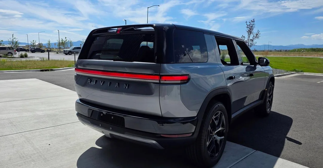 Rivian R1T R1S Esker Silver R2 finally marketed by Rivian! Hi-res official images (Updated With More) best-photos-of-r2-in-esker-silver-on-21s-to-date-v0-io02cl5ihhfh1