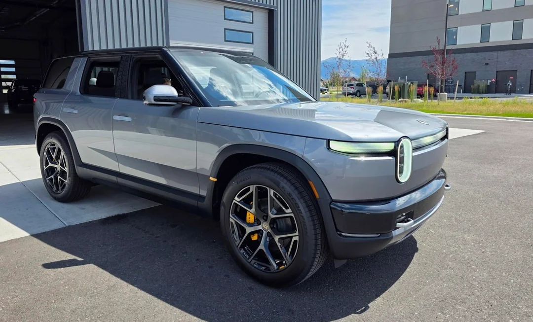 Rivian R1T R1S Esker Silver R2 finally marketed by Rivian! Hi-res official images (Updated With More) best-photos-of-r2-in-esker-silver-on-21s-to-date-v0-uc094k5ihhfh1