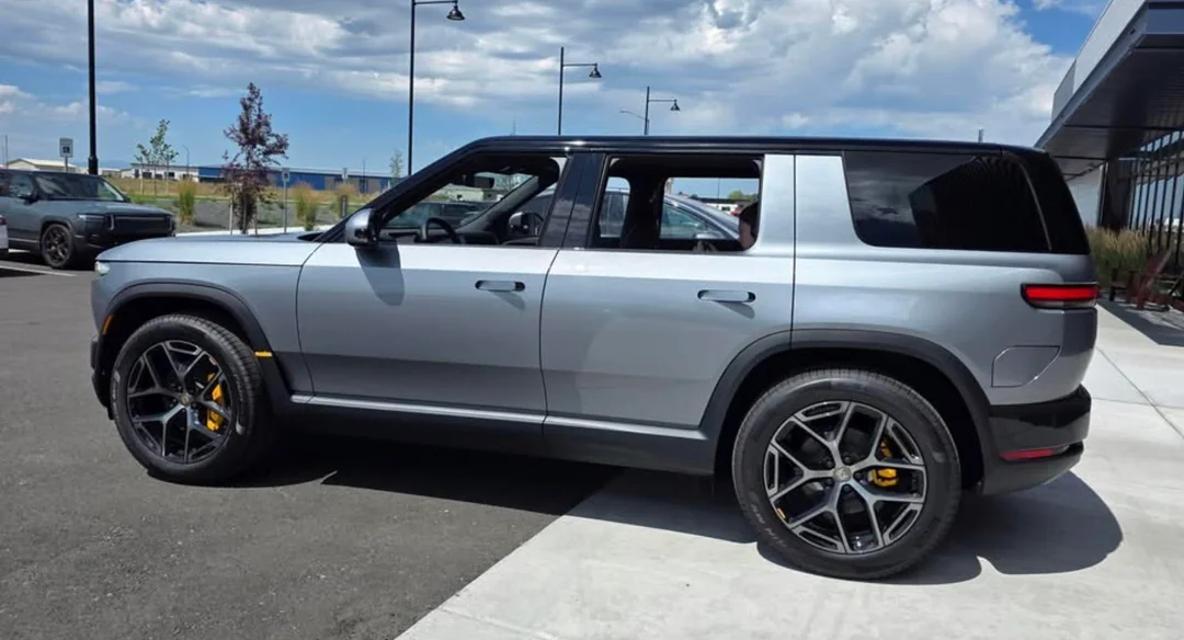 Rivian R1T R1S Esker Silver R2 finally marketed by Rivian! Hi-res official images (Updated With More) best-photos-of-r2-in-esker-silver-on-21s-to-date-v0-kbx71s5ihhfh1