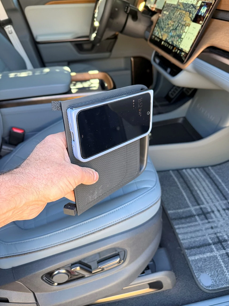 Rivian R1T R1S Gen2 retrofit with Qi2 charging pad - does not work riv6