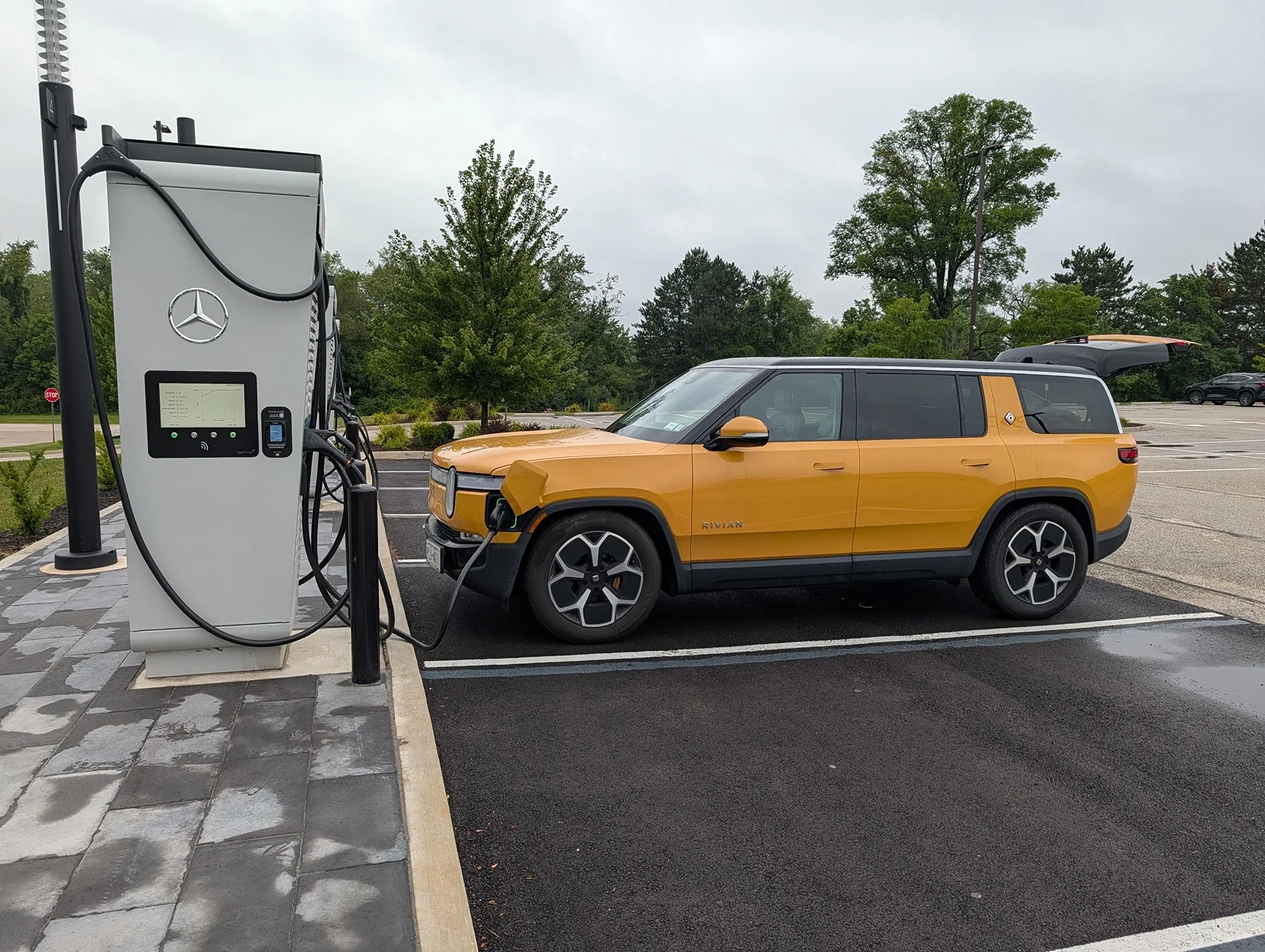Rivian R1T R1S ? COMPASS YELLOW R1S  Photos PXL_20260728_125132406