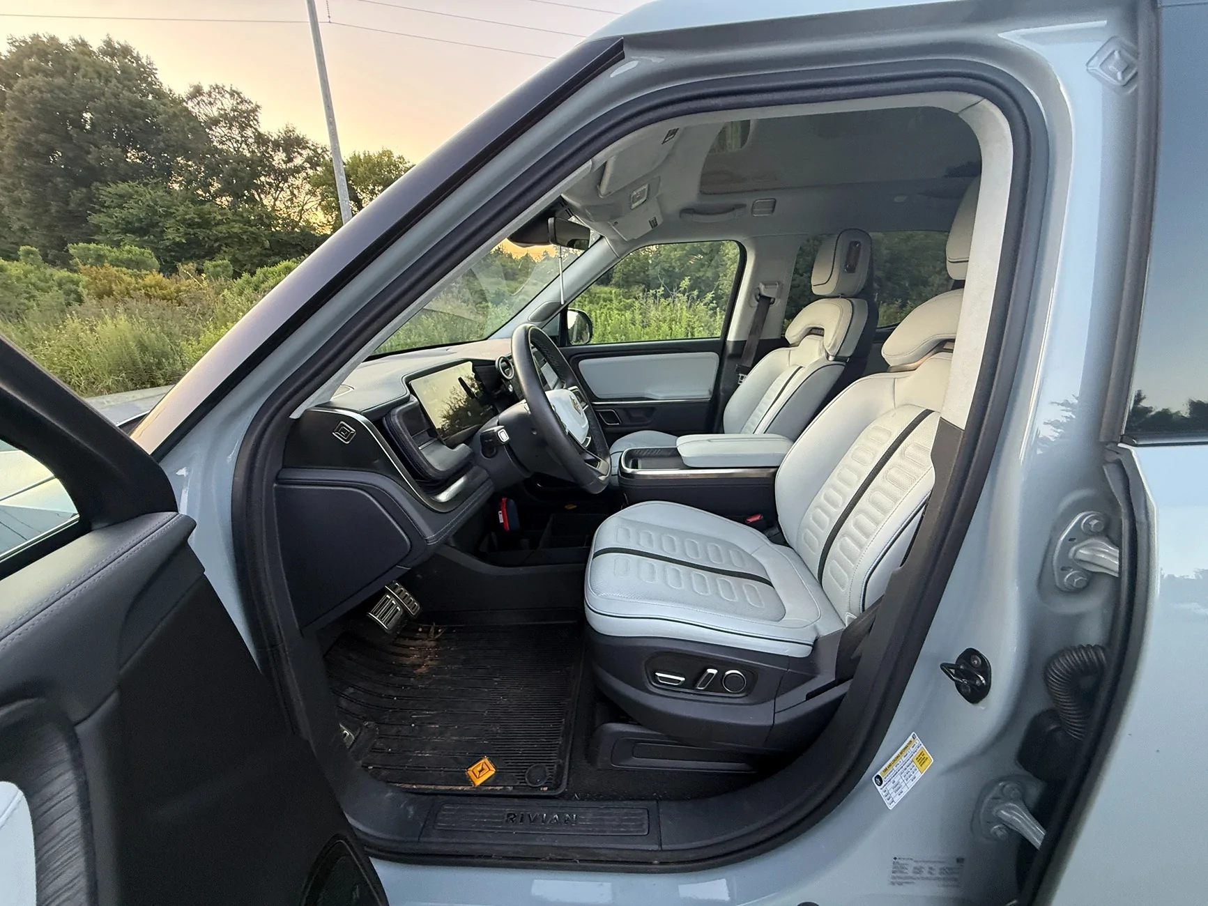 Rivian R1T R1S Selling my 2024 Rivian R1T - $59500 IMG_2765