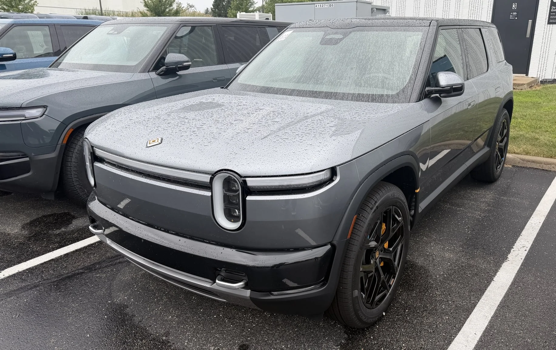 Rivian R1T R1S Esker Silver R2 in cloudy / overcast weather (photos) Esker Silver R2 in cloudy : overcast weather 2