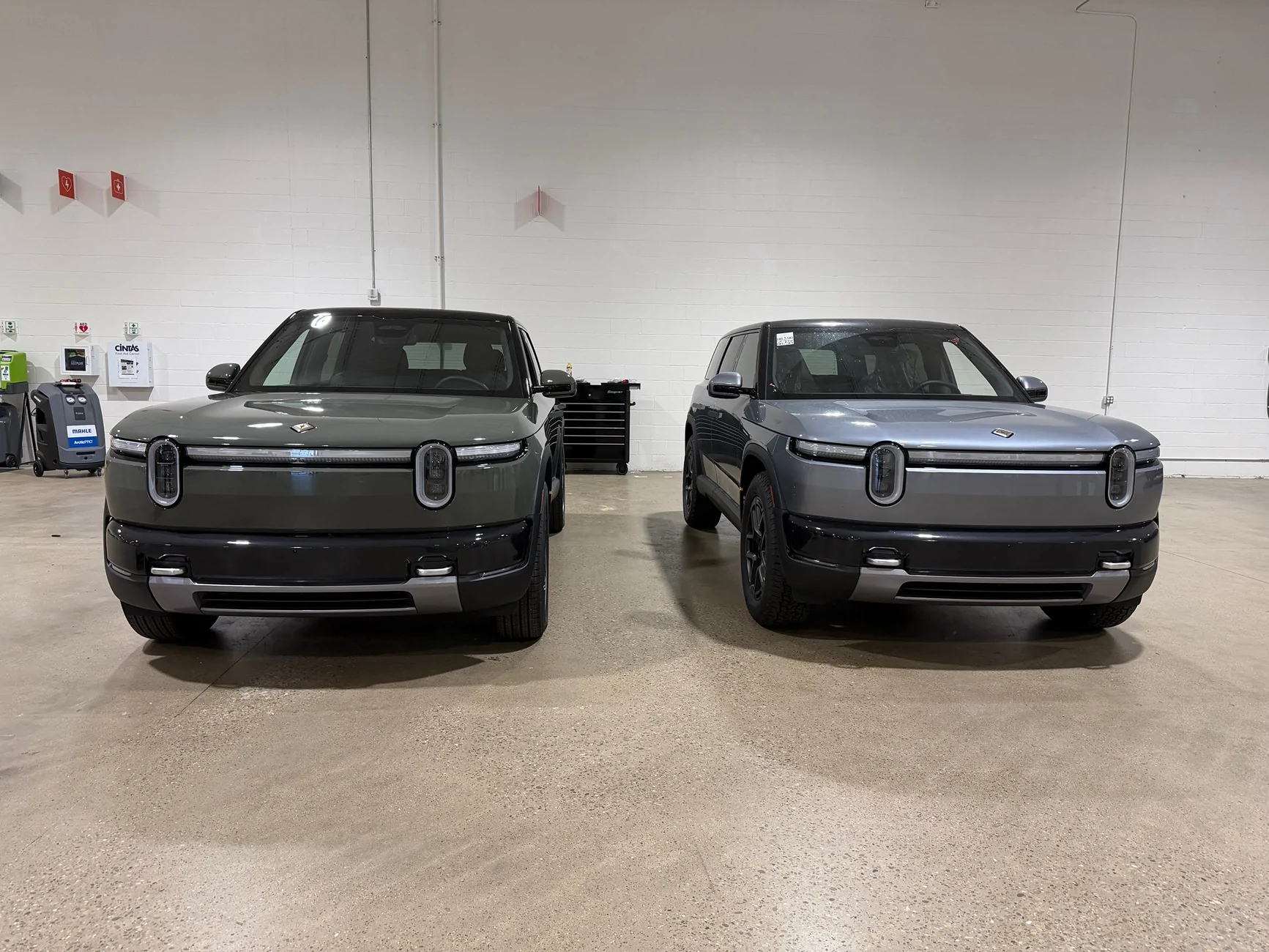 Rivian R1T R1S Launch Green is metallic? IMG_2230
