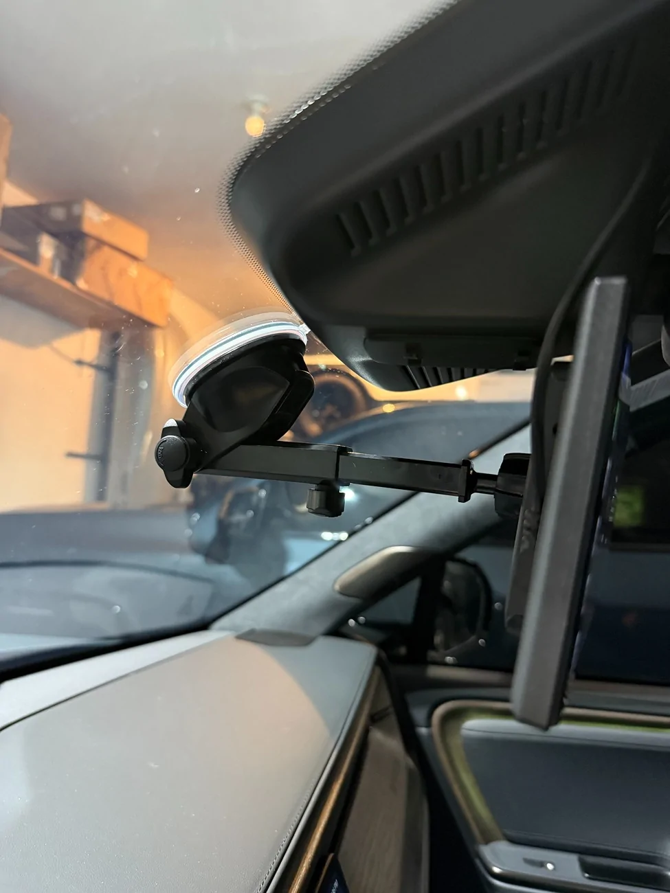 Rivian R1T R1S Lamtto RC32 wireless CarPlay and Android Auto 11" display review IMG_2964