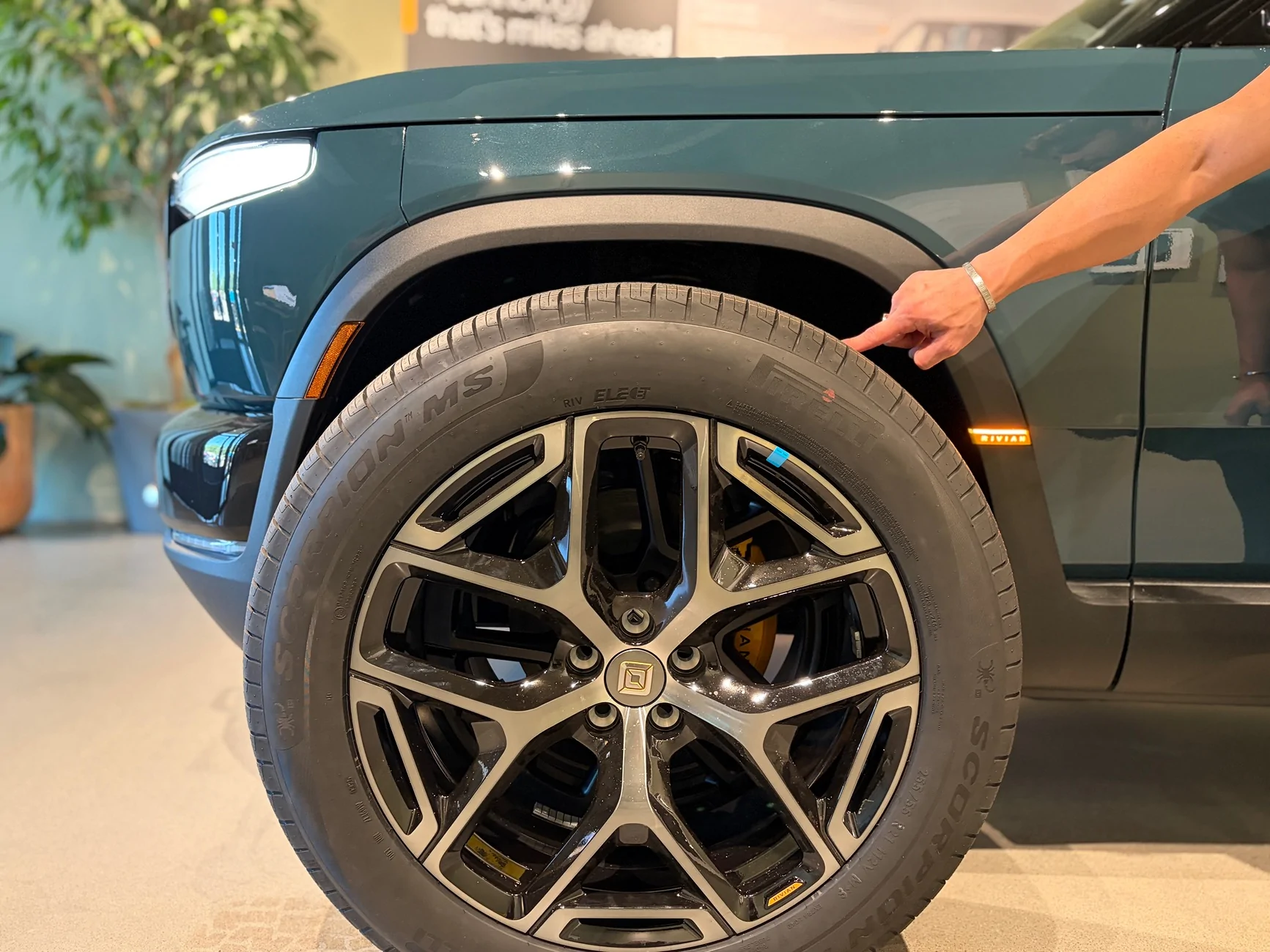 Rivian R1T R1S Esker Silver against Half Moon Grey HMG (color comparison) IMG_2165