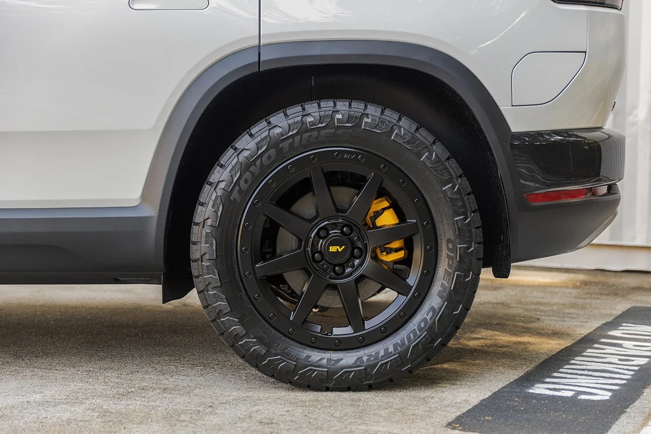 Rivian R2 Team 1EV R800 Satin Black (4).webp
