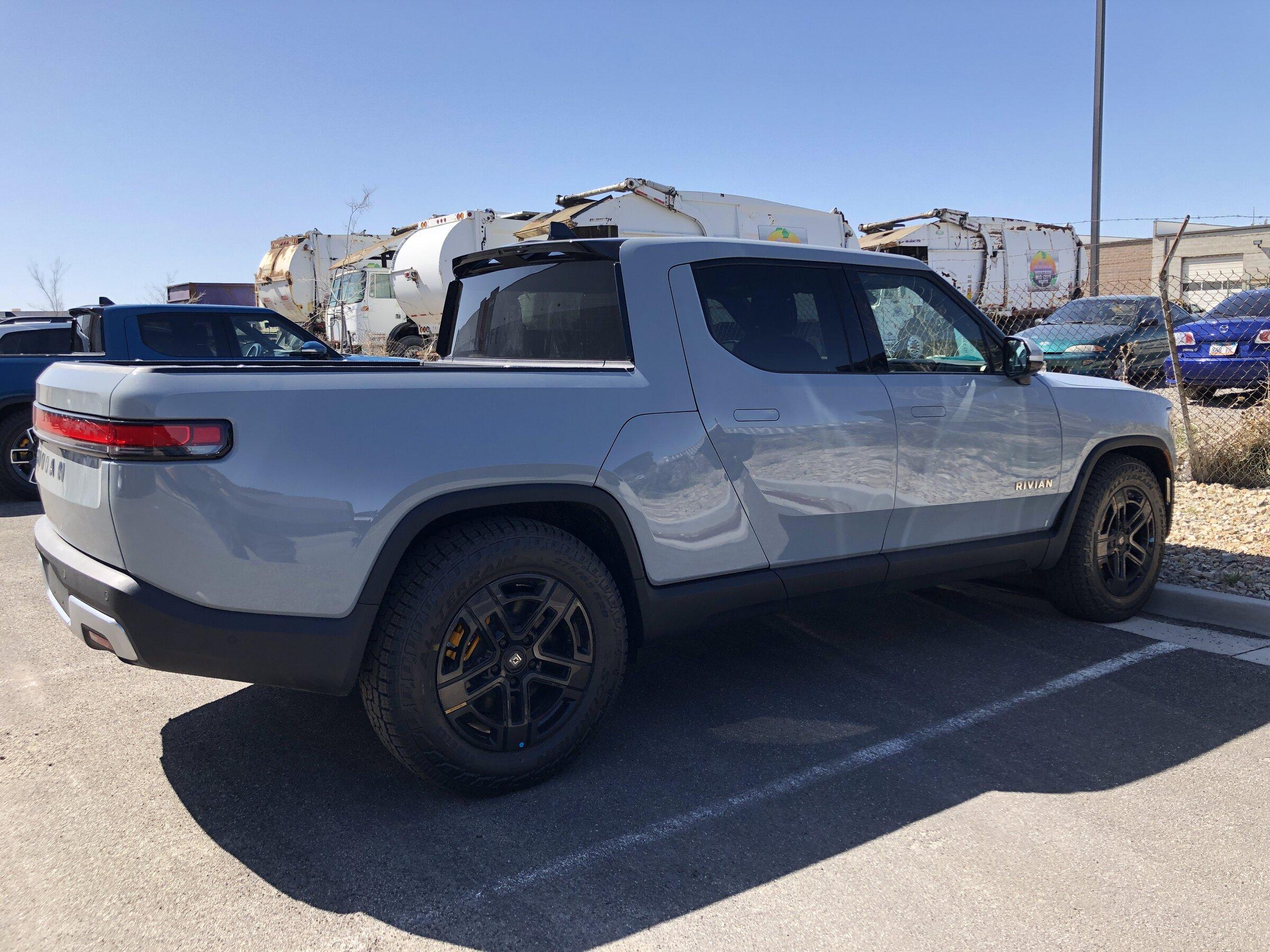 Rivian R1T R1S LIMESTONE R1T Photos 1AA981F6-7E27-4A3A-85E3-D600523443BE