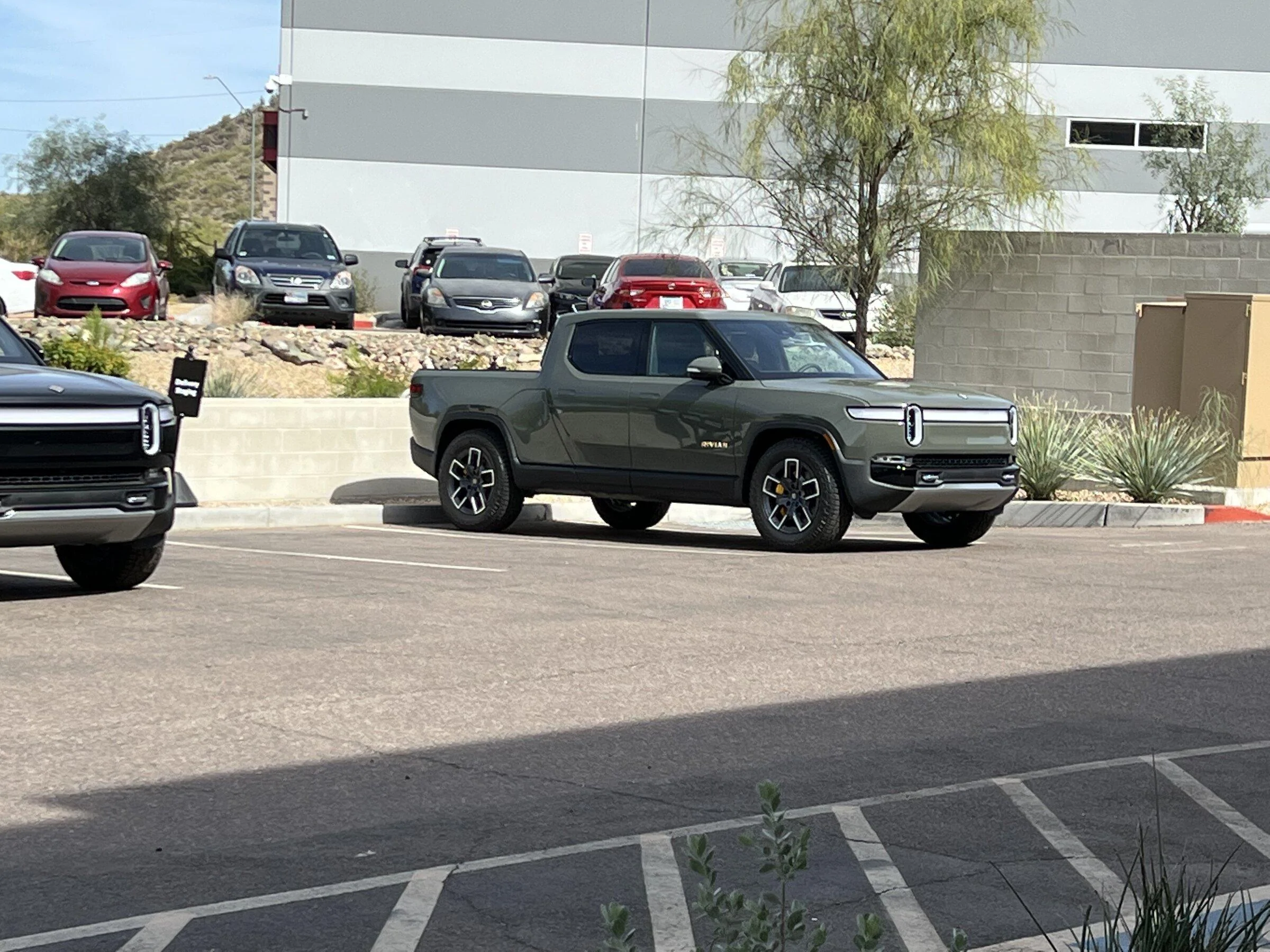 Rivian R1T R1S Kudos to phoenix service center crew 14623663-98E1-474E-BC16-129B2AFD15A6