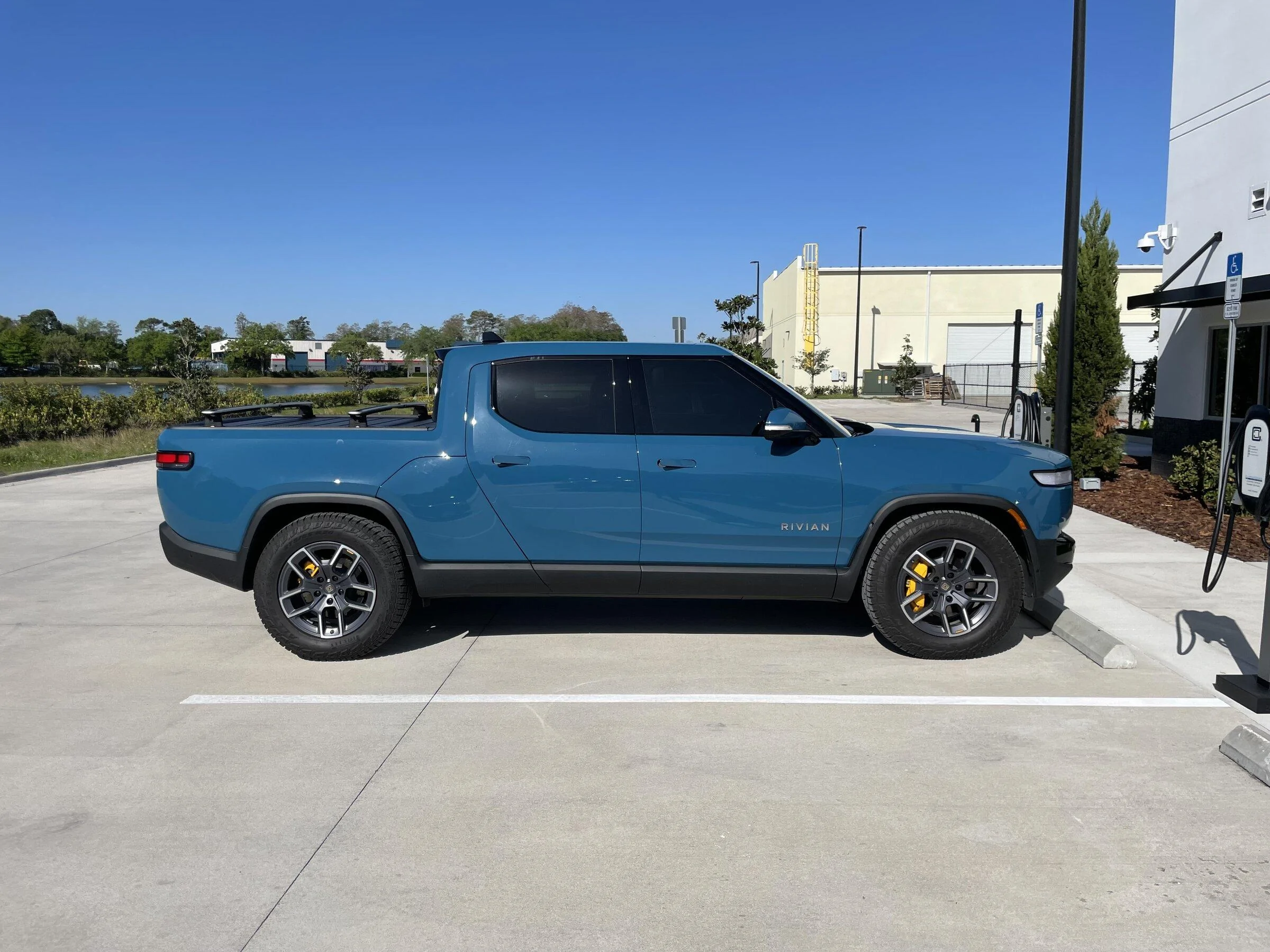 Rivian R1T R1S My R1T Experience in Orlando Florida Center.. WOW IMG_7890