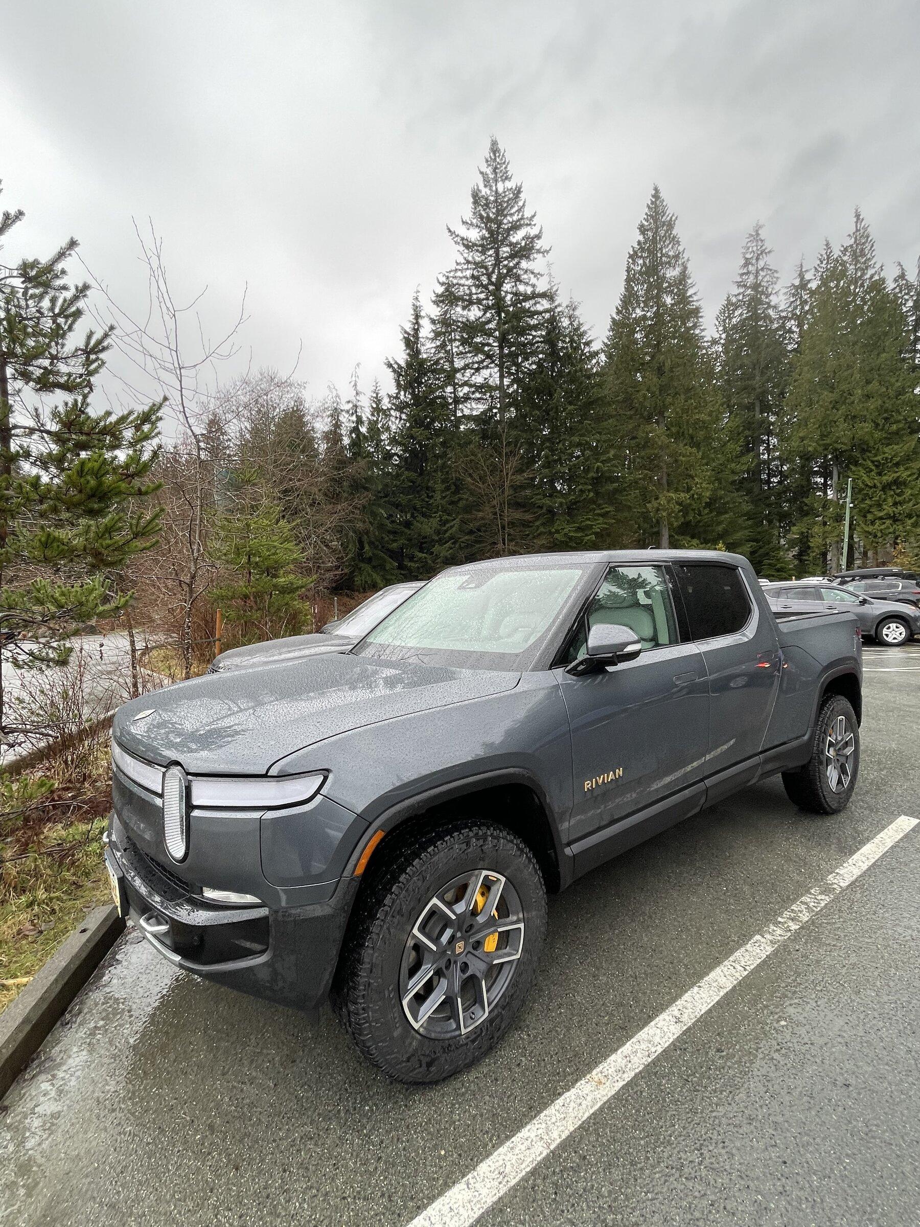 Rivian R1T R1S Rivian spotted in North Vancouver, BC, Canada 09C7510C-727D-423F-948C-38D595166121