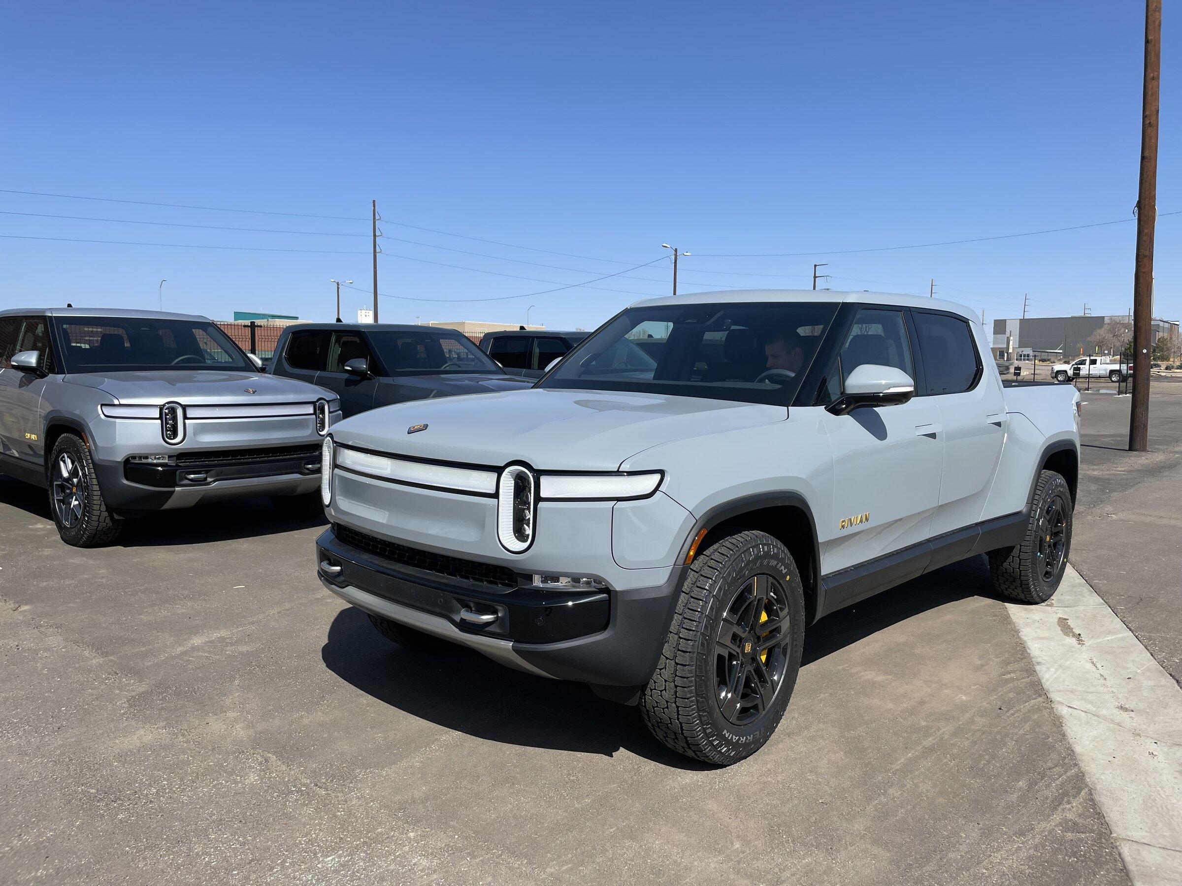 Rivian R1T R1S LIMESTONE R1T Photos E9A4AAF6-271F-429D-A740-BFFDDBFCA15A