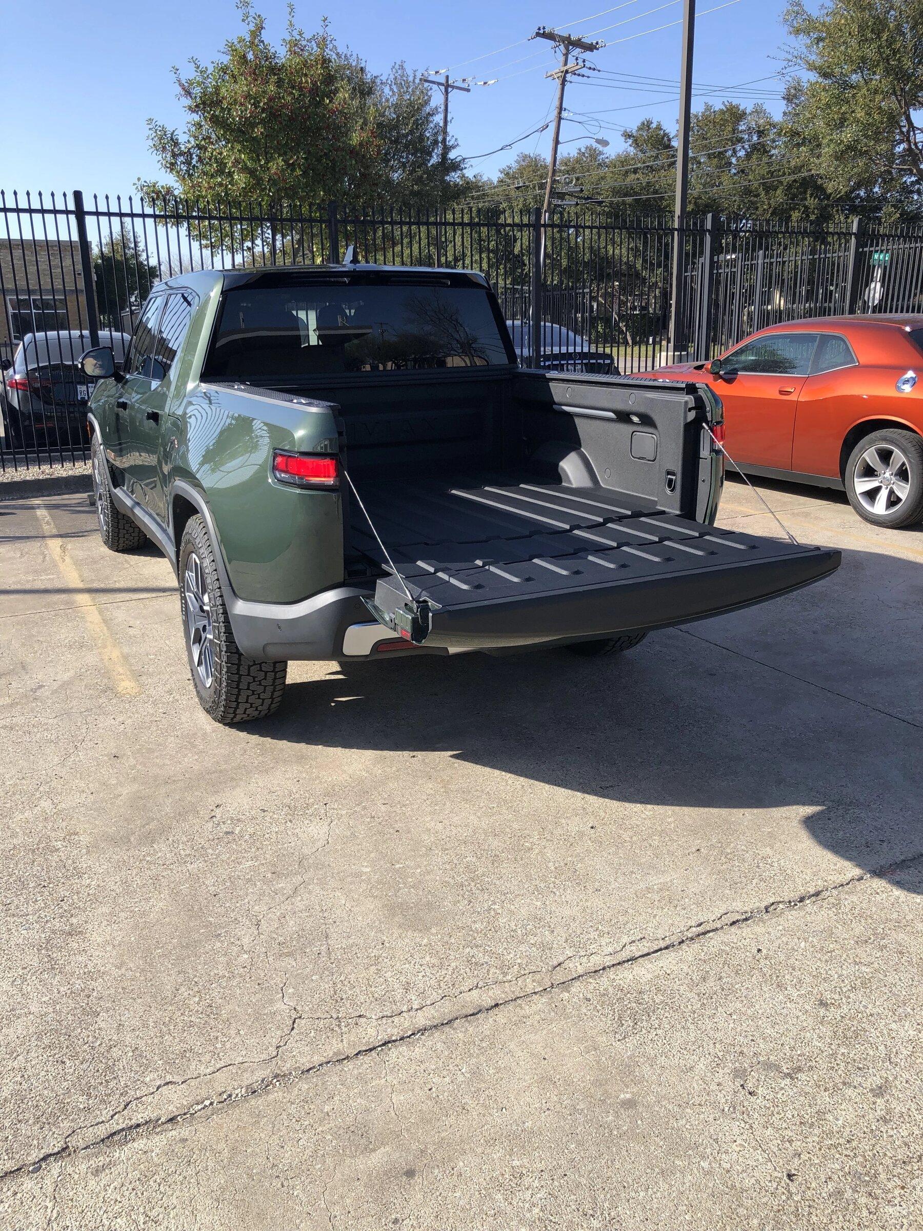 Rivian R1T R1S FOREST GREEN R1T Photos IMG_4299