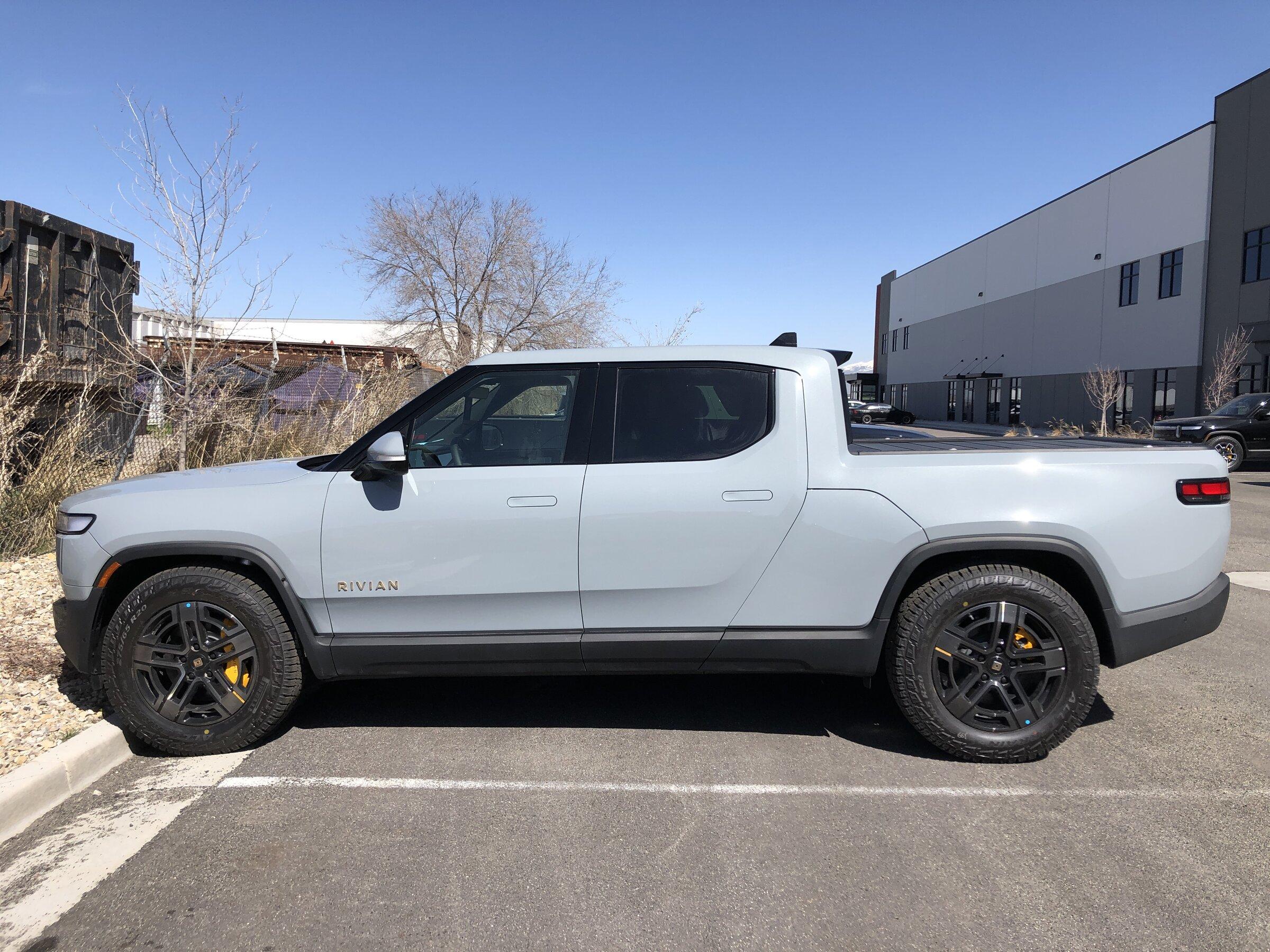 Rivian R1T R1S LIMESTONE R1T Photos 1648419131368