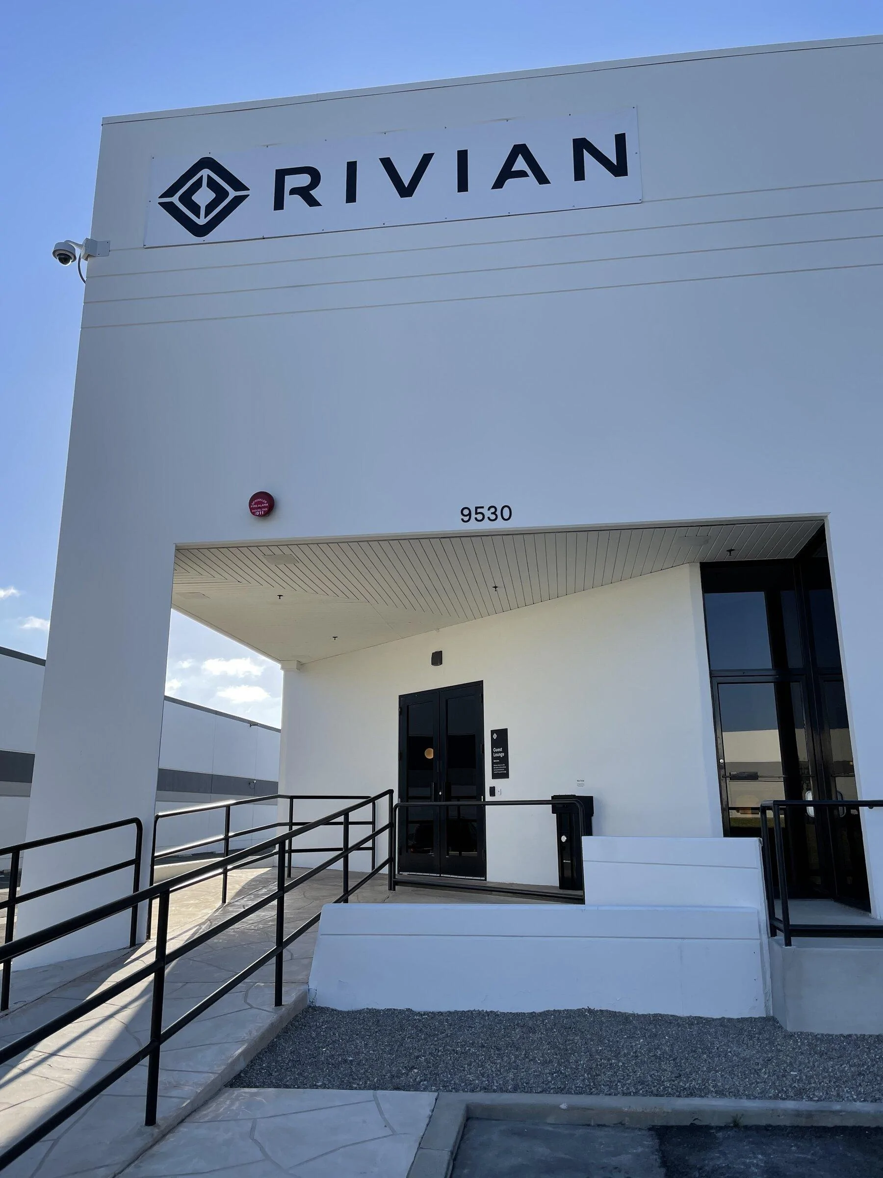 Rivian R1T R1S Rivian Service Centers / Retail Locations List / Other Facilities (Pics & Updates) 20220328_002450127_iOS