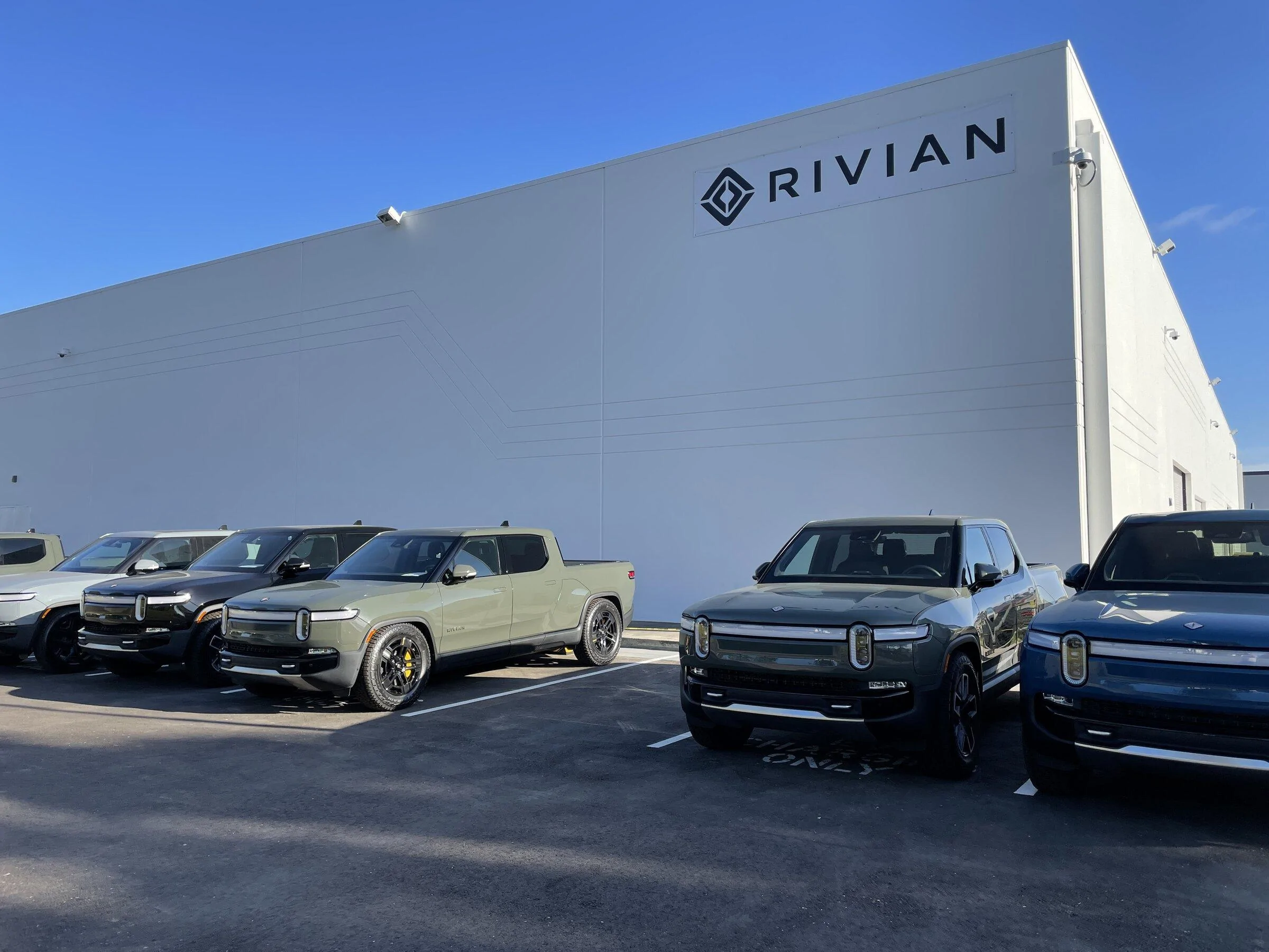 Rivian R1T R1S Rivian Service Centers / Retail Locations List / Other Facilities (Pics & Updates) 20220328_002814831_iOS