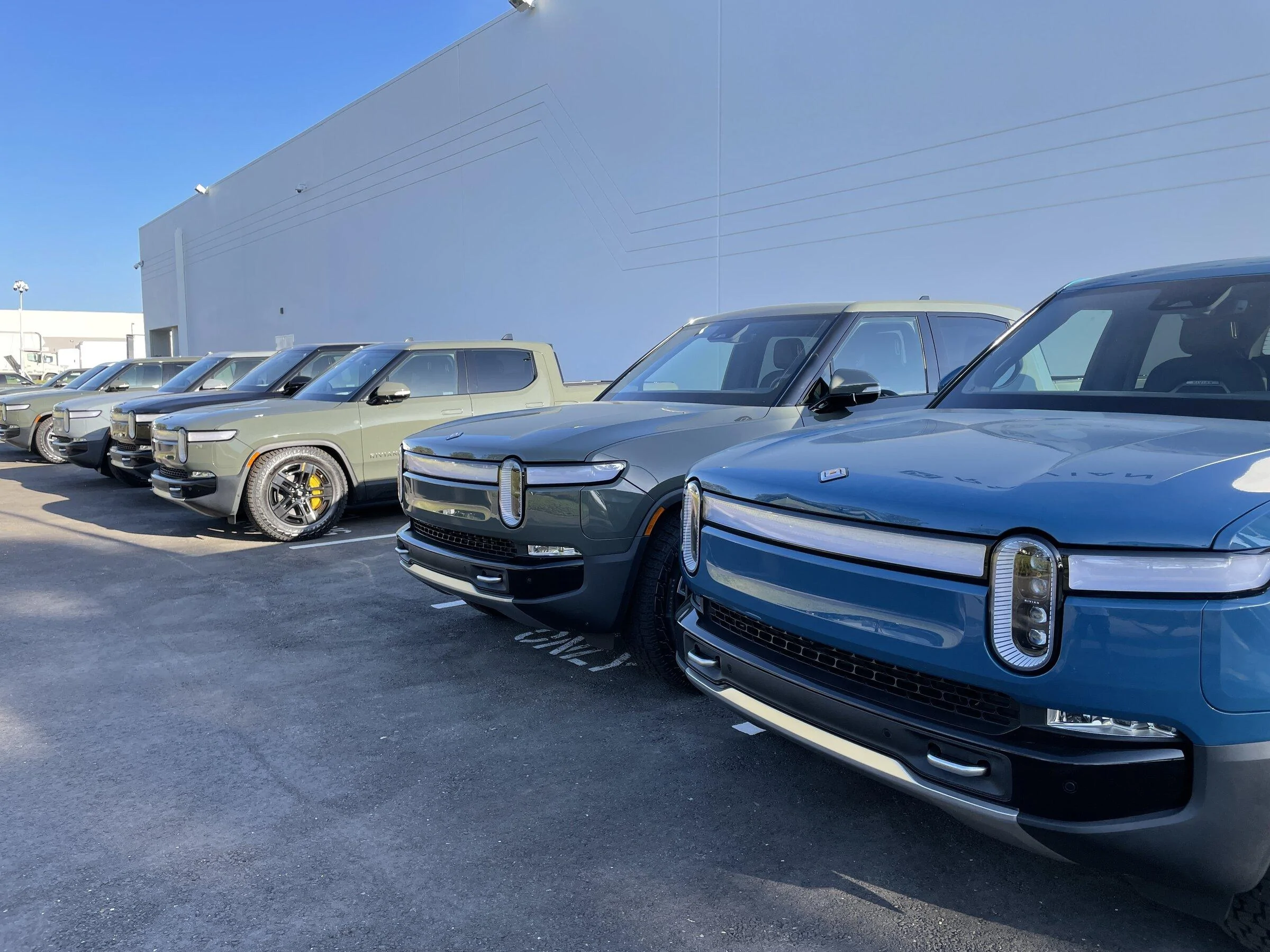 Rivian R1T R1S Rivian Service Centers / Retail Locations List / Other Facilities (Pics & Updates) 20220328_003035616_iOS