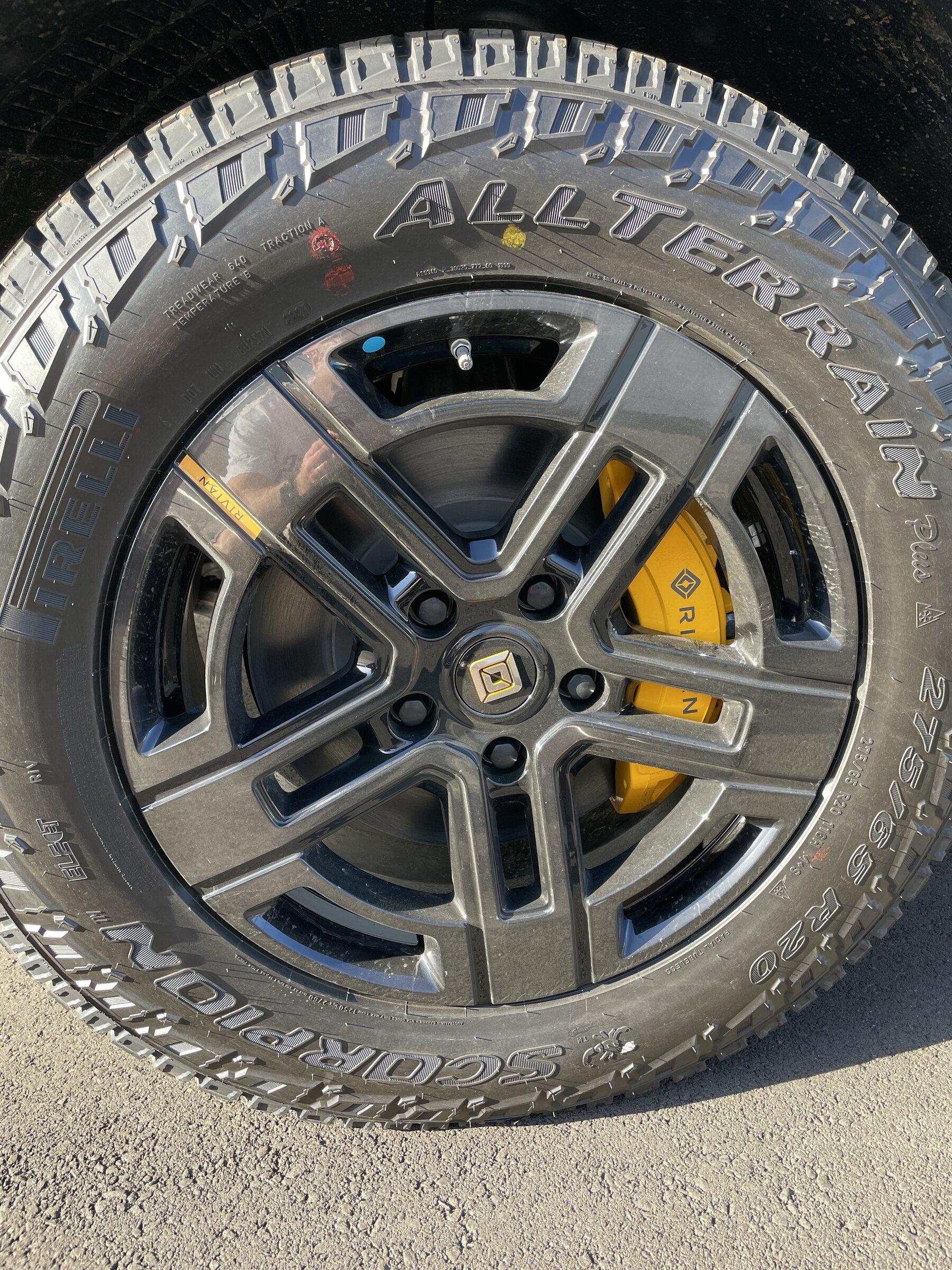 Rivian R1T R1S Rivian Wheels 20220328_001415093_iOS