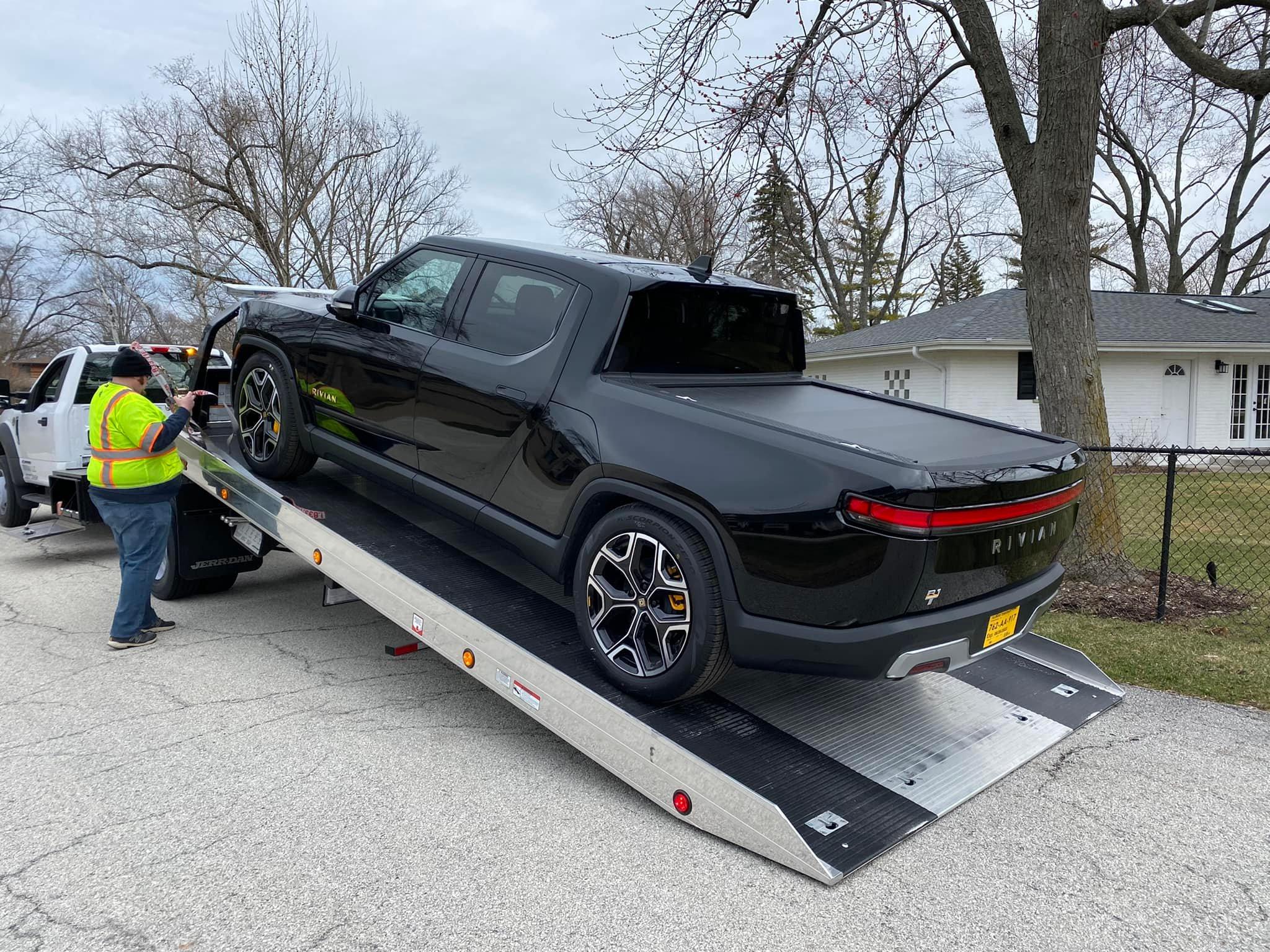 Rivian R1T R1S MIDNIGHT (Black) Rivian Photos 277668852_4731380846972157_172107416938513020_n