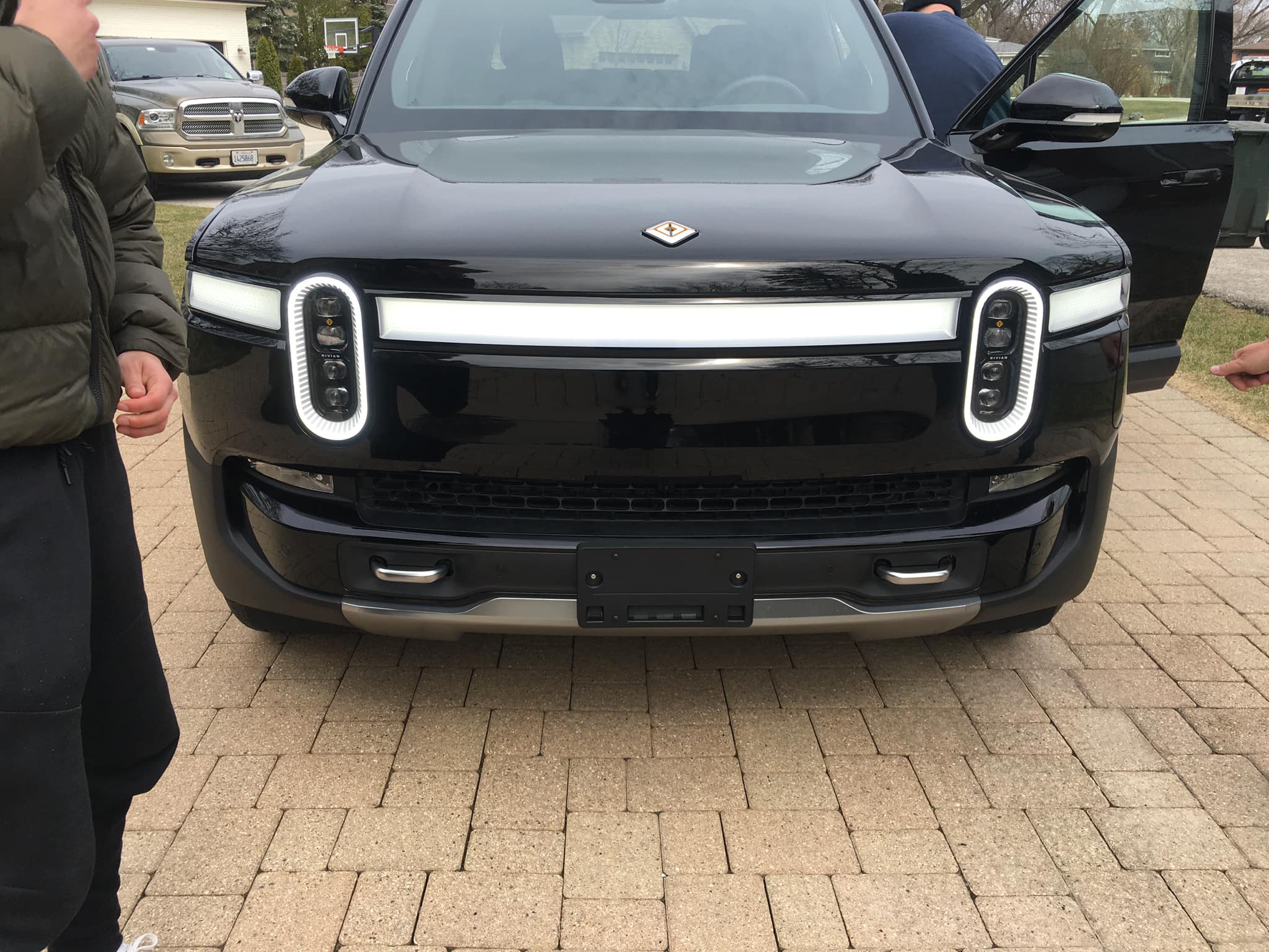 Rivian R1T R1S MIDNIGHT (Black) Rivian Photos 277674447_4731380813638827_4616746262639640302_n