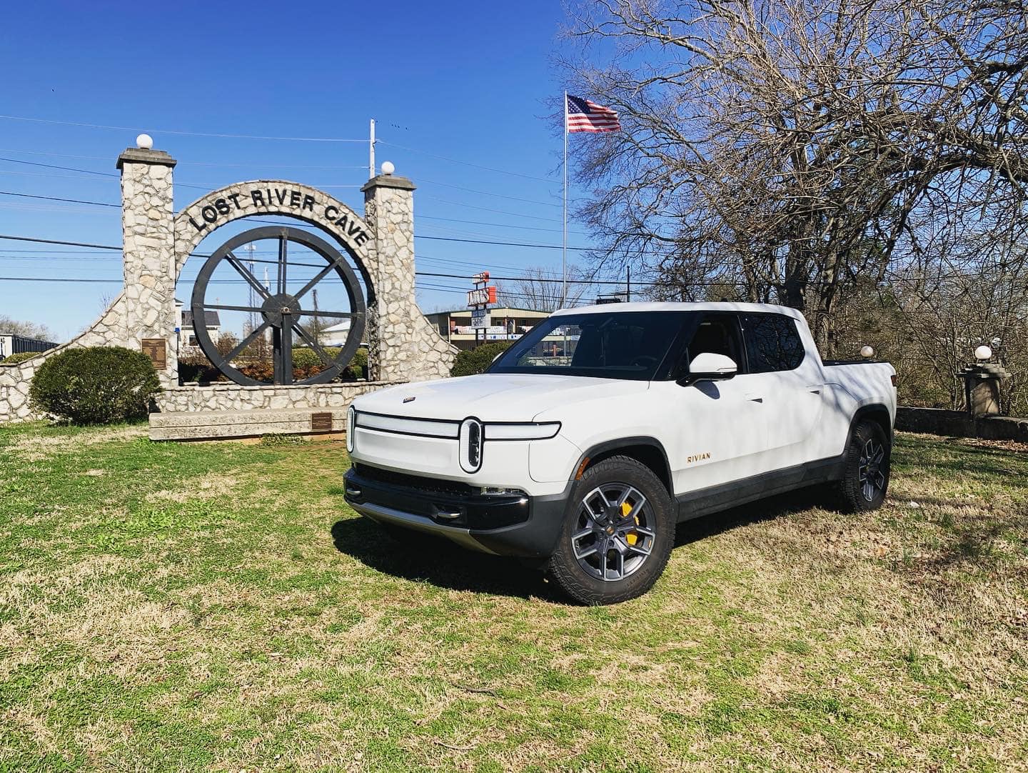 Rivian R1T R1S GLACIER WHITE R1T  Photos 276989500_5868596313154428_8969822851249651968_n