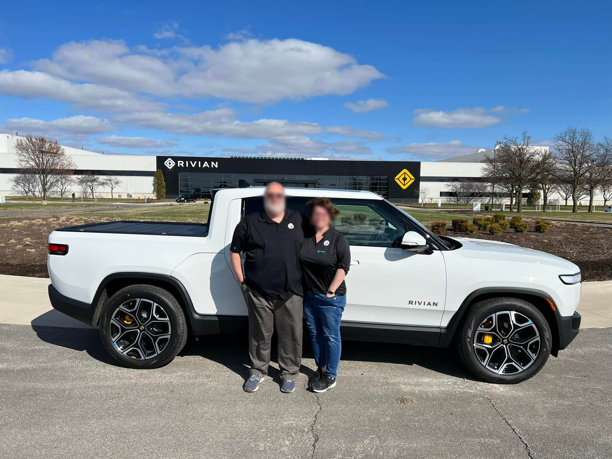 Rivian R1T R1S GLACIER WHITE R1T  Photos 277535939_10158839485777336_7505222789833376816_n