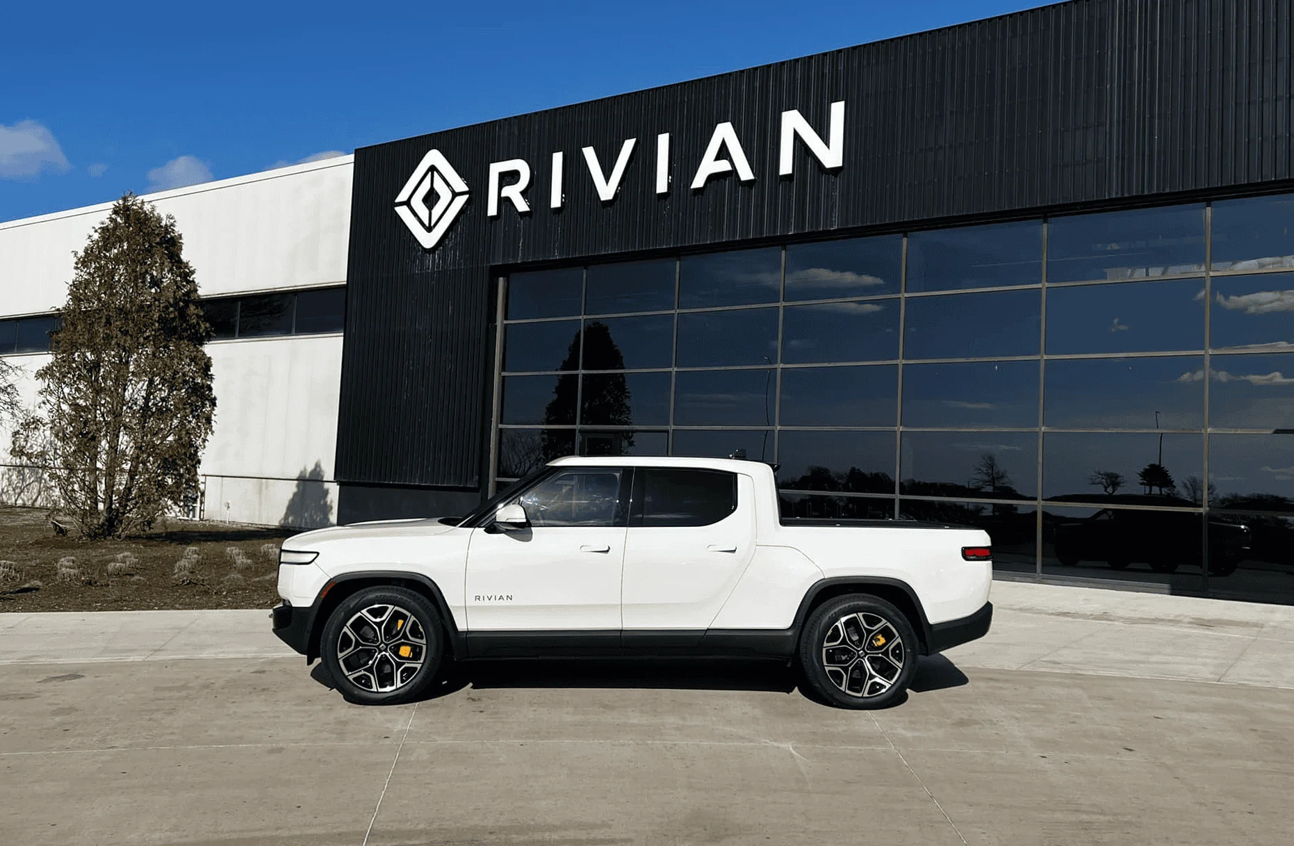 Rivian R1T R1S GLACIER WHITE R1T  Photos 277555145_10158839485847336_6065781569829324150_n