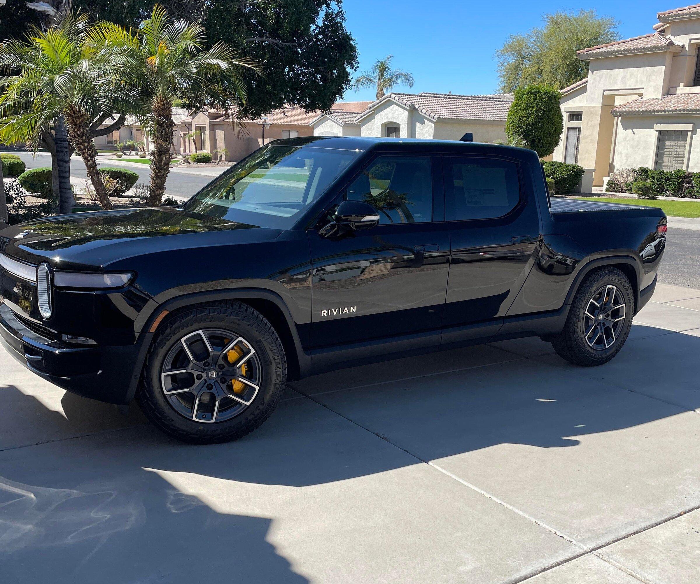 Rivian R1T R1S MIDNIGHT (Black) Rivian Photos nvyq645cmgp81