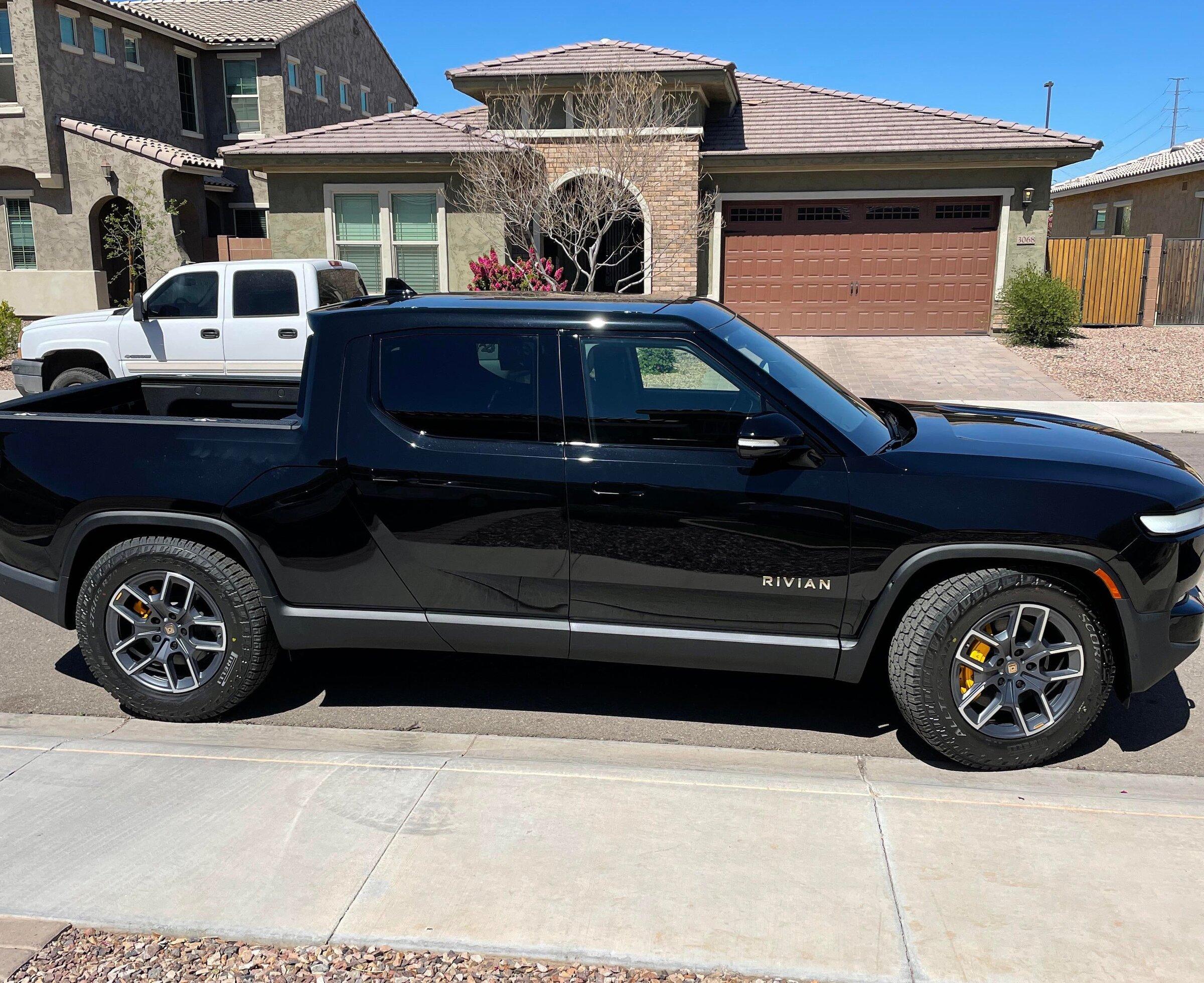 Rivian R1T R1S MIDNIGHT (Black) Rivian Photos nh41555cmgp81