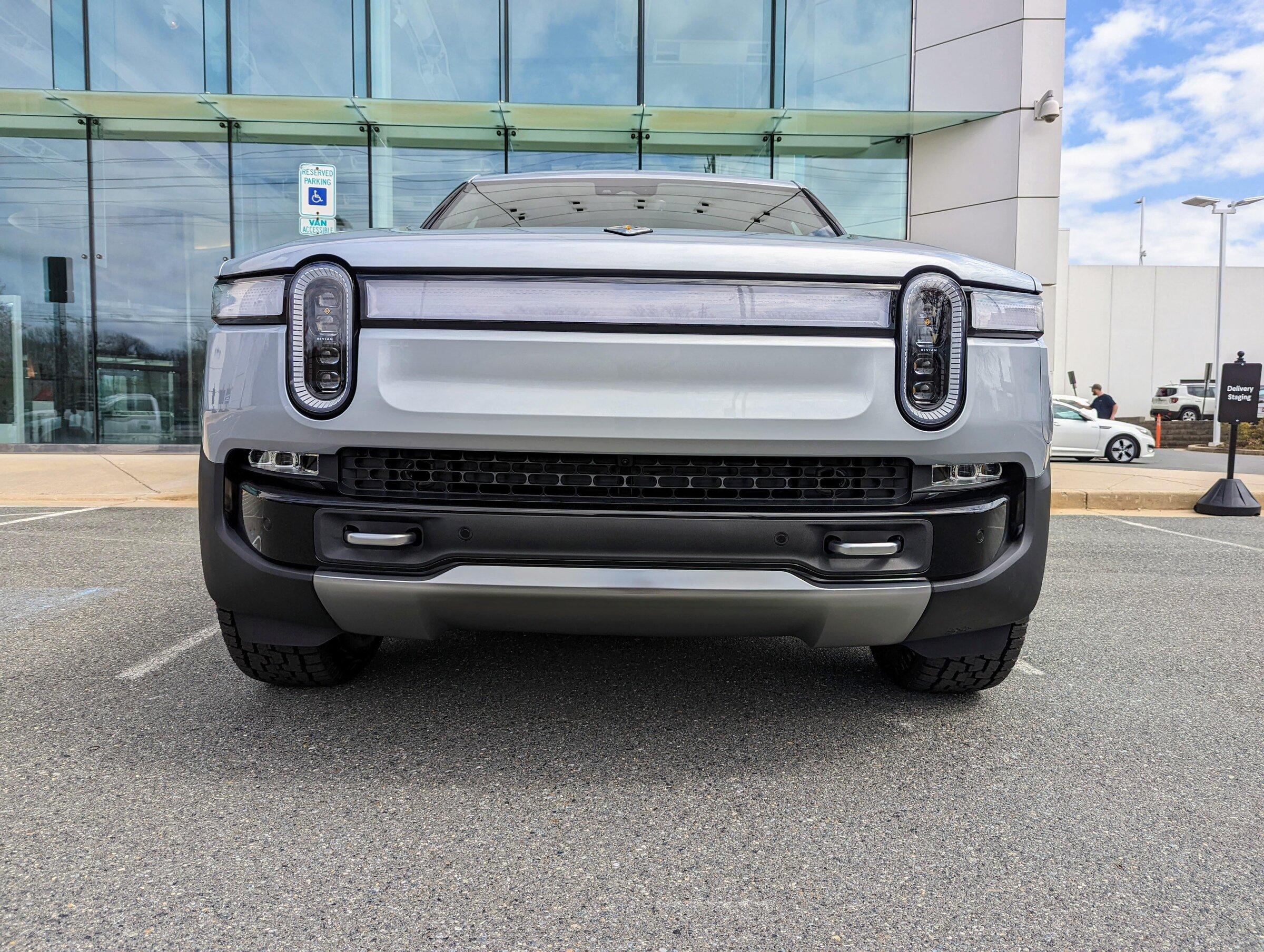 Rivian R1T R1S LA SILVER Rivian Photos LA Silver Rivian R1T b