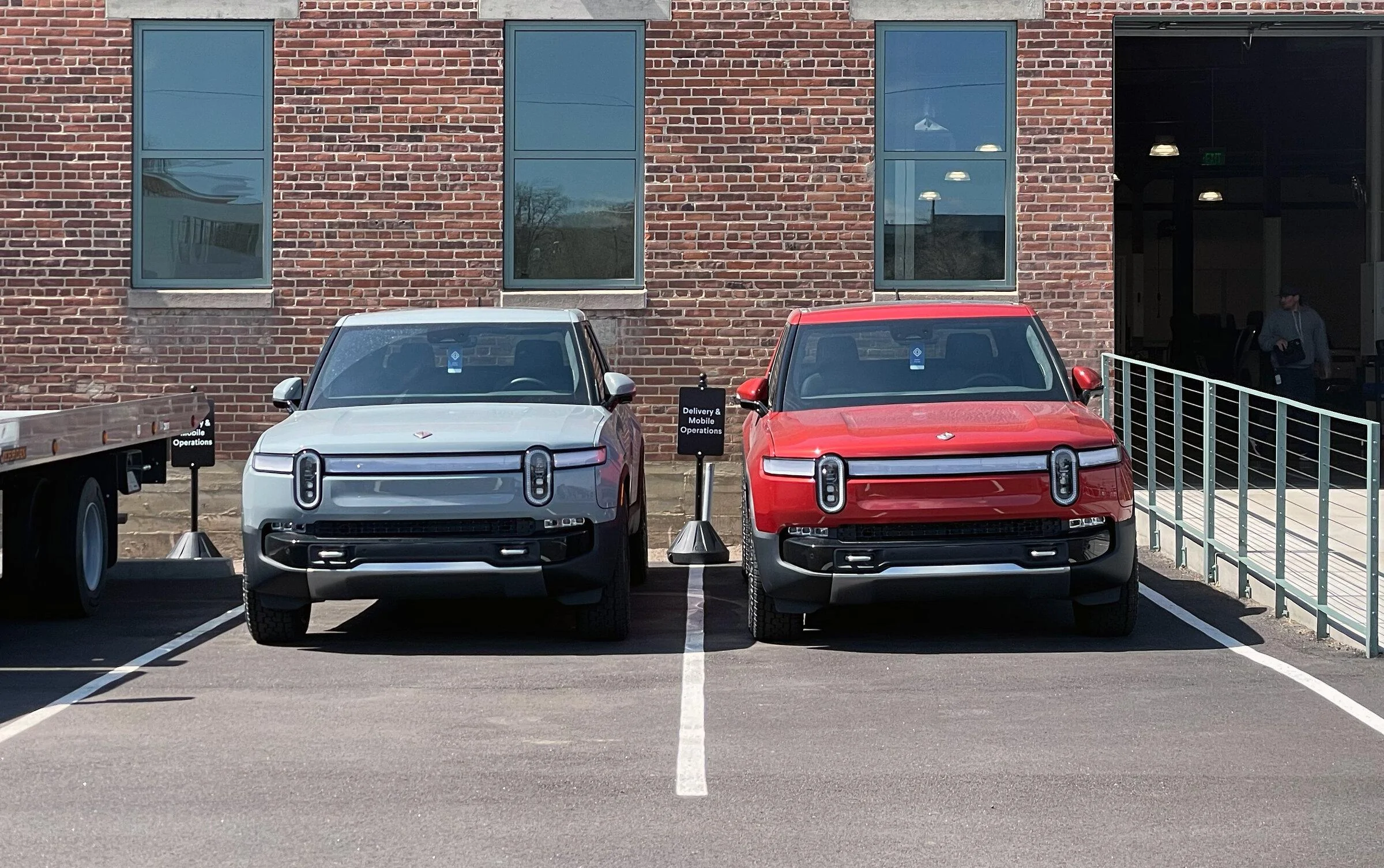 Rivian R1T R1S LIMESTONE R1T Photos IMG_7876