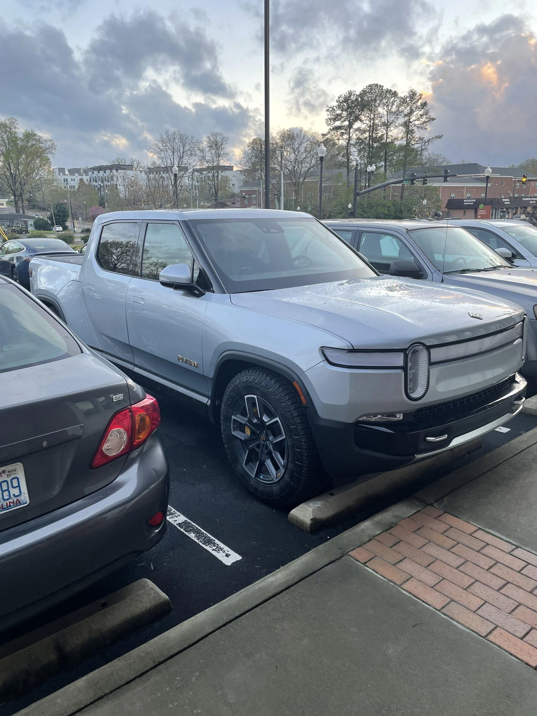 Rivian R1T R1S NC R1T Spotted 82574CB5-E5C6-455C-AD18-21A996CAE10B
