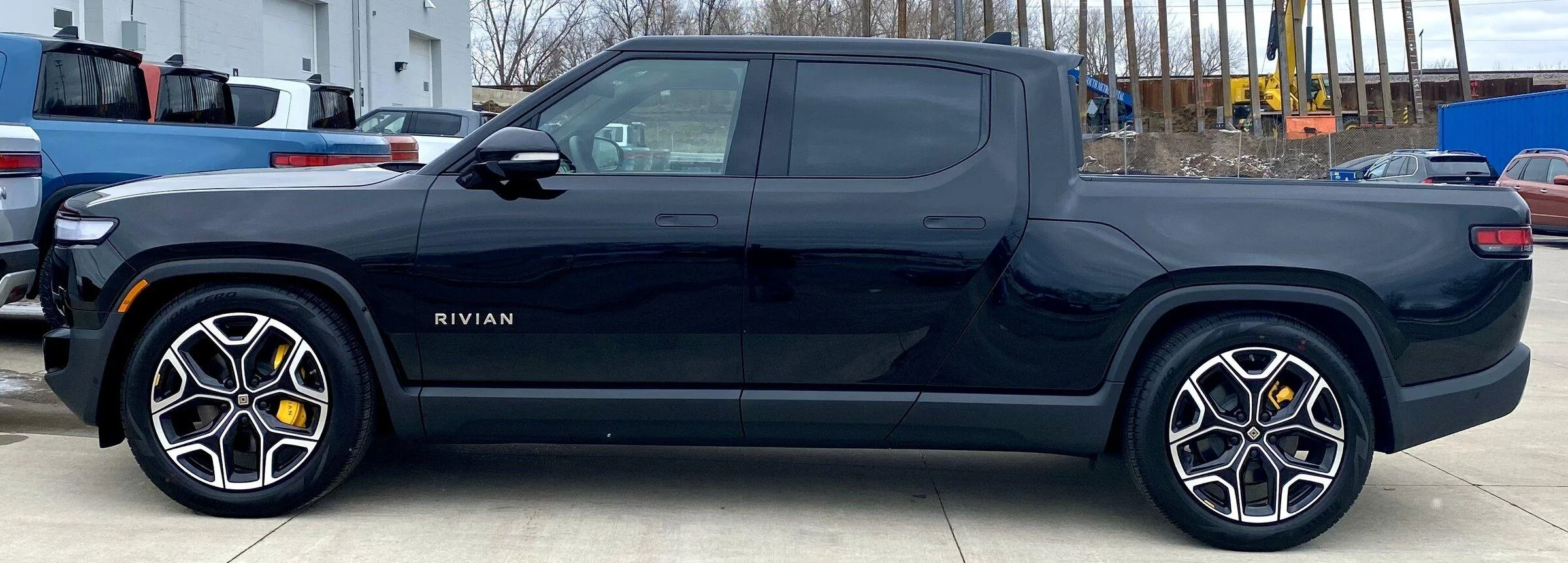 Rivian R1T R1S MIDNIGHT (Black) Rivian Photos 54B85E00-38C2-40BC-9A7C-519FA587EE09