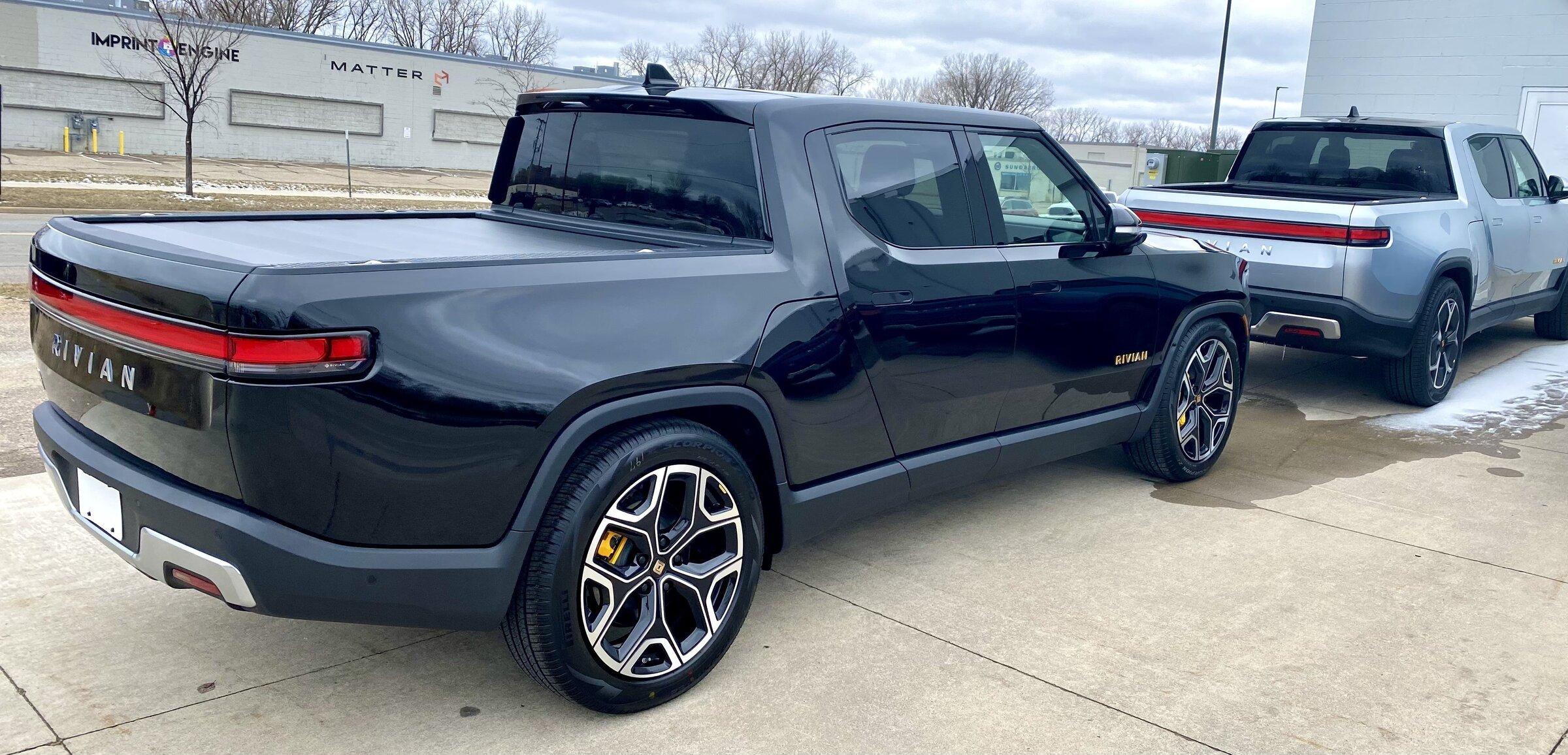 Rivian R1T R1S MIDNIGHT (Black) Rivian Photos 7427483E-2CD7-4F1A-9303-D5A7B9A79B5E