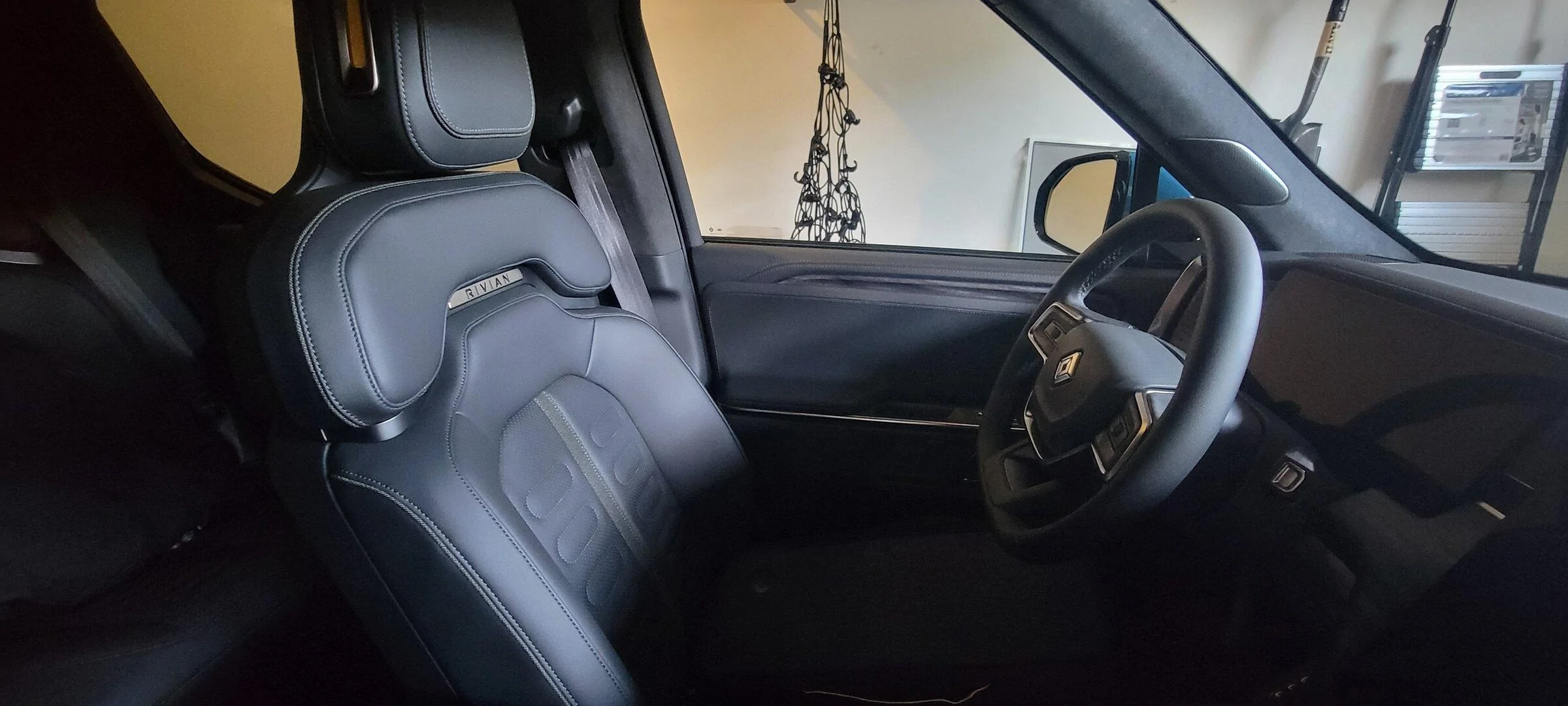 Rivian R1T R1S Bellevue Pickup (Get it?) 3/31/2022 20220401_074446