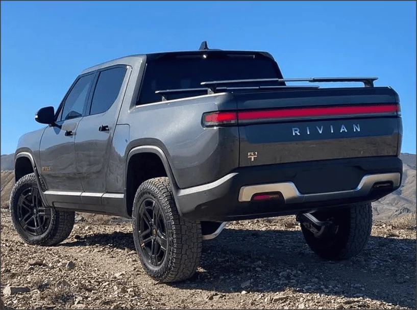 Rivian R1T R1S Pics of Rivians at MAX ride height (14.9in clearance) gGUThqa