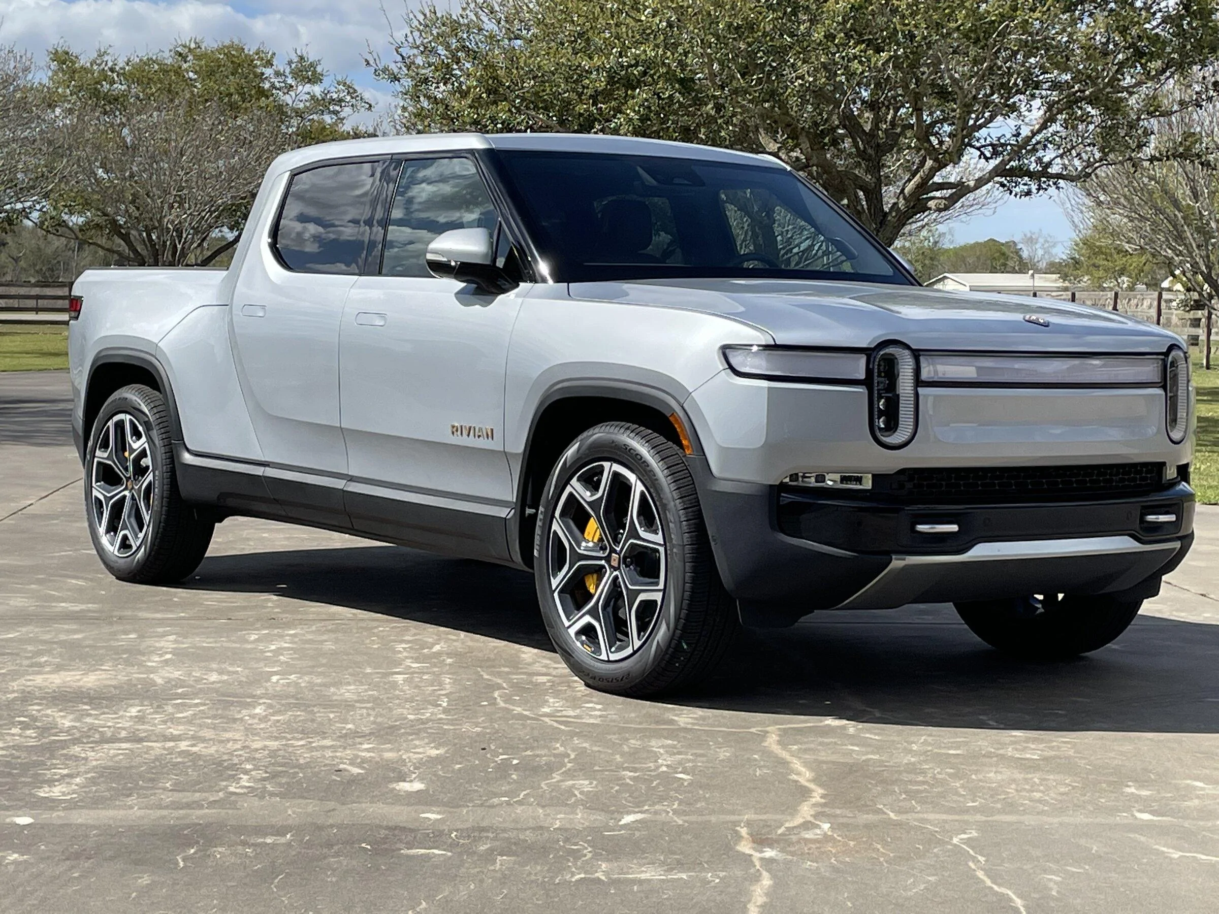 Rivian R1T R1S LA SILVER Rivian Photos F3D69F14-E787-4B0F-8A7F-FDC4A85D7921