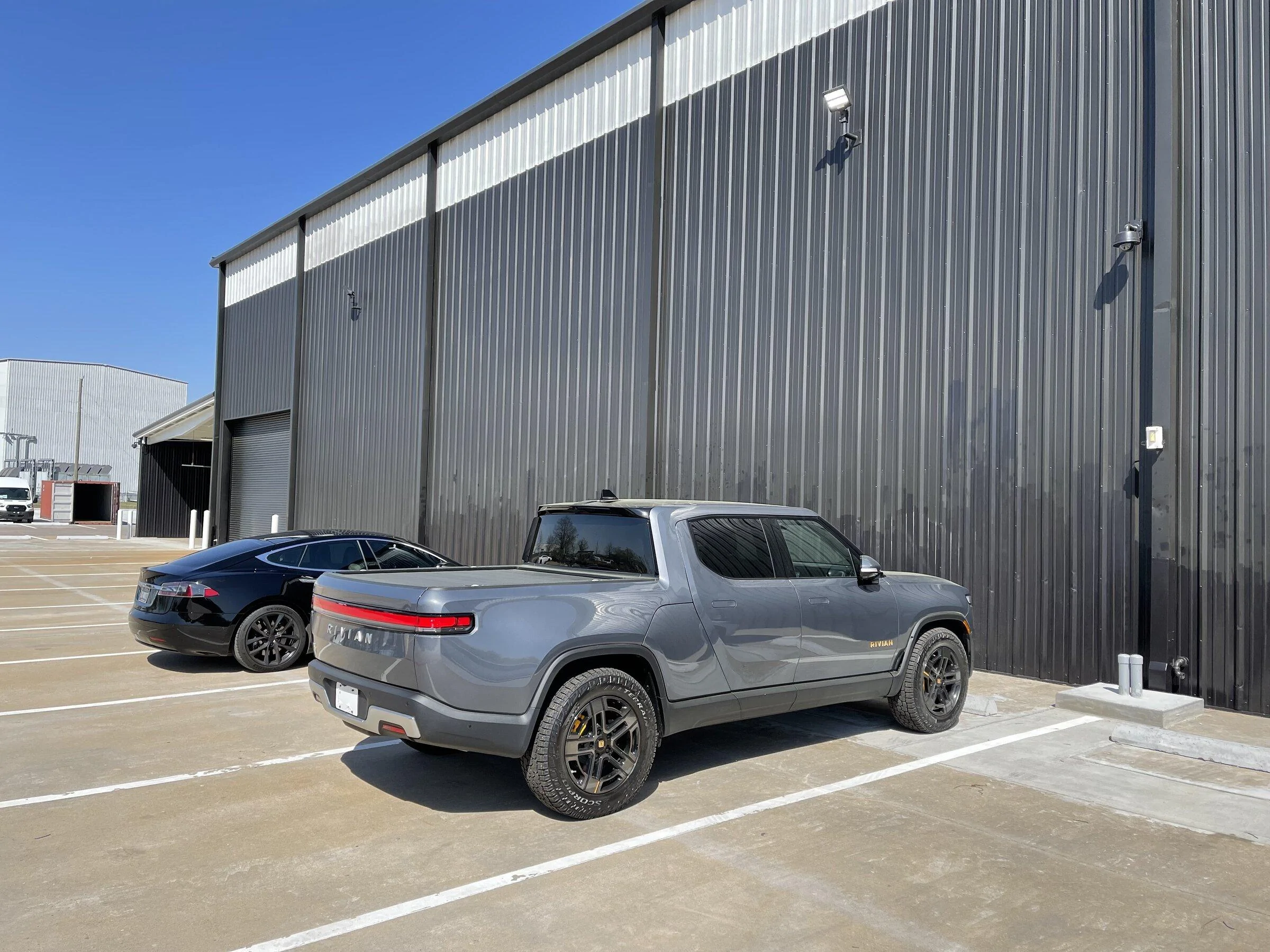 Rivian R1T R1S Rivian Service Centers / Retail Locations List / Other Facilities (Pics & Updates) IMG_1410