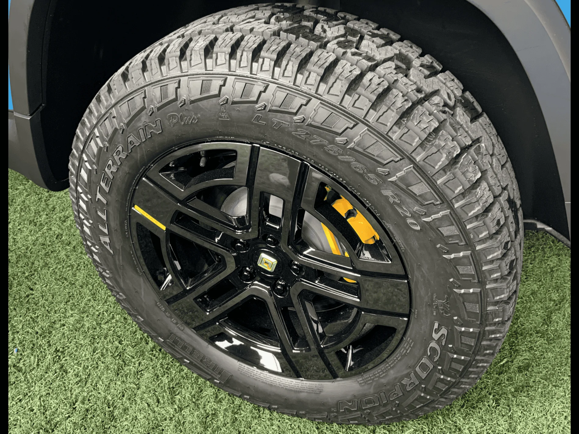 Rivian R1T R1S 20" AT wheels. Bright vs Dark. B69477F2-1E69-40F1-93C9-2E78C723F4C8