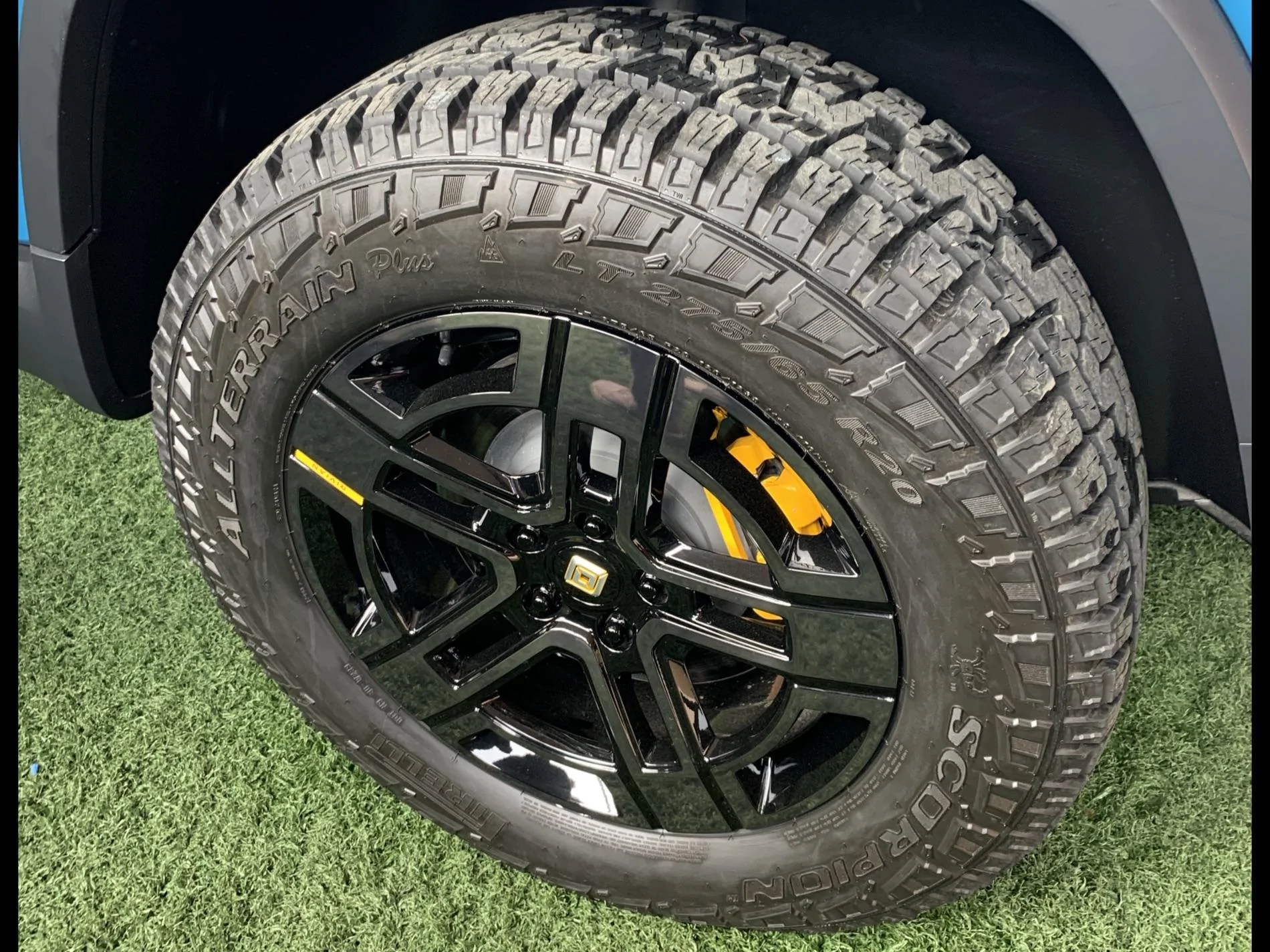 Rivian R1T R1S 20" AT wheels. Bright vs Dark. E8263667-CFA0-4C9B-B694-25D5A9828C1E