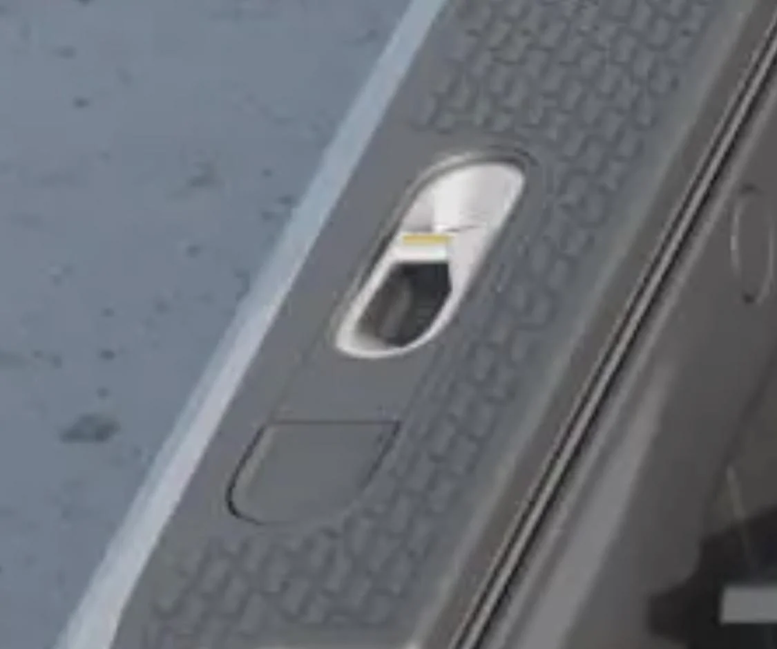 Rivian R1T R1S R1S needs a true roof rack, please! 062715E6-6B5F-444B-9ECC-3B2E0A9DD577