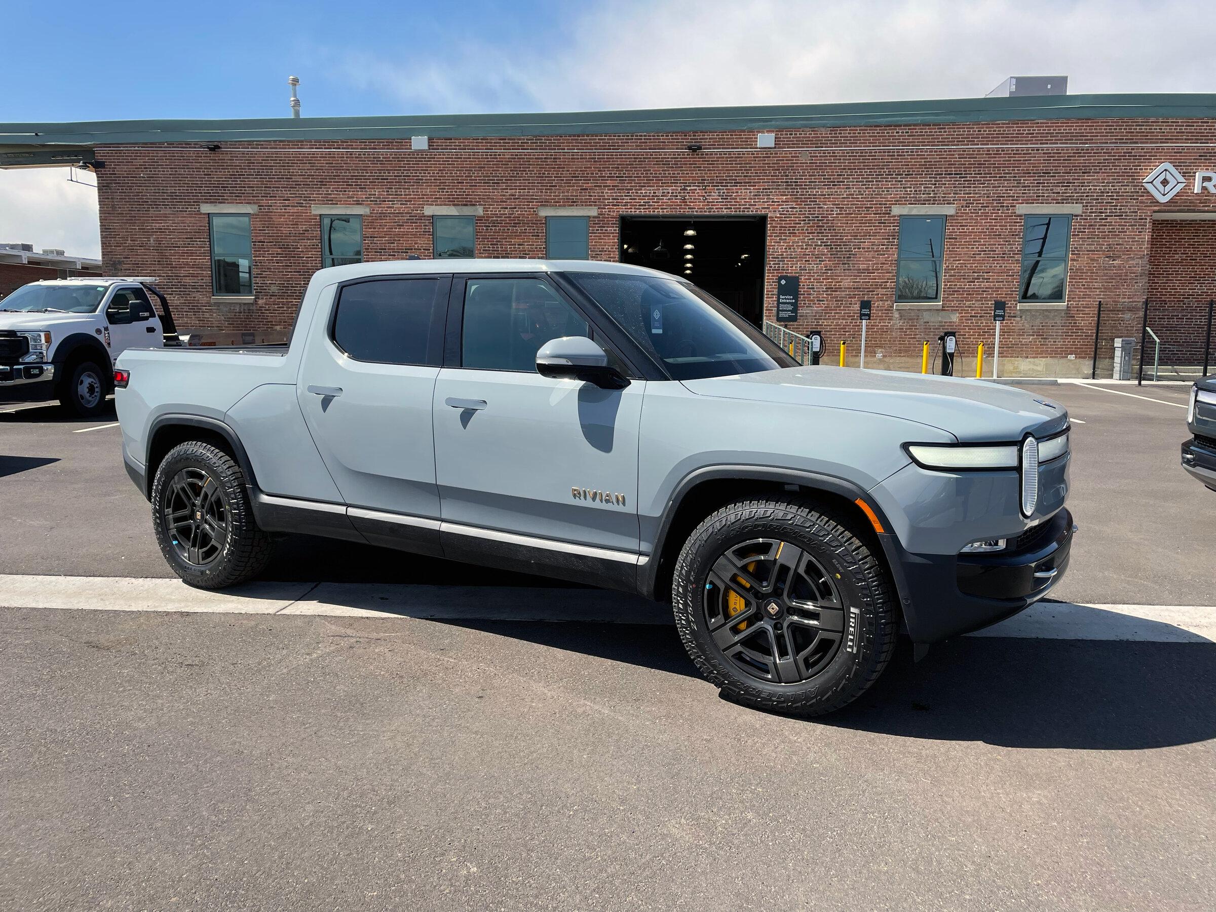 Rivian R1T R1S 20" AT wheels. Bright vs Dark. IMG_7877